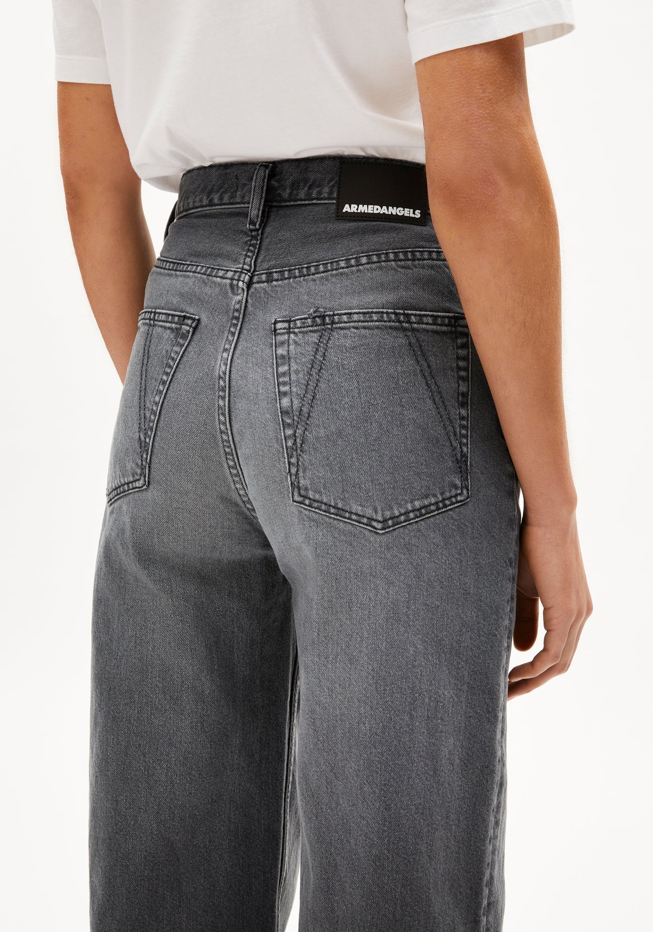 ENIJAA WIDE JEANS aus recycelter Baumwolle