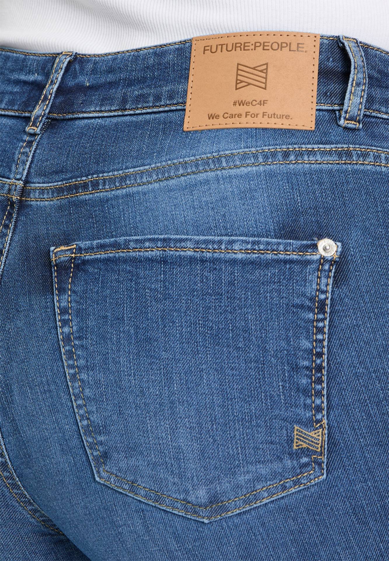 05:00 Straight Fit Jeans – Mid Waist Cropped