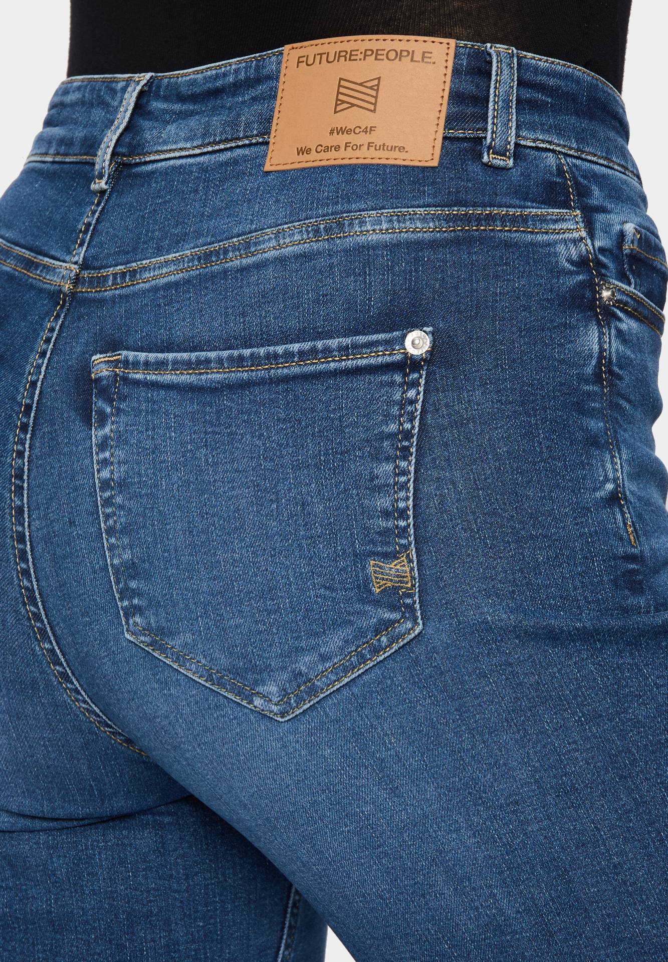 06:00 Wide Leg Jeans – Mid Waist