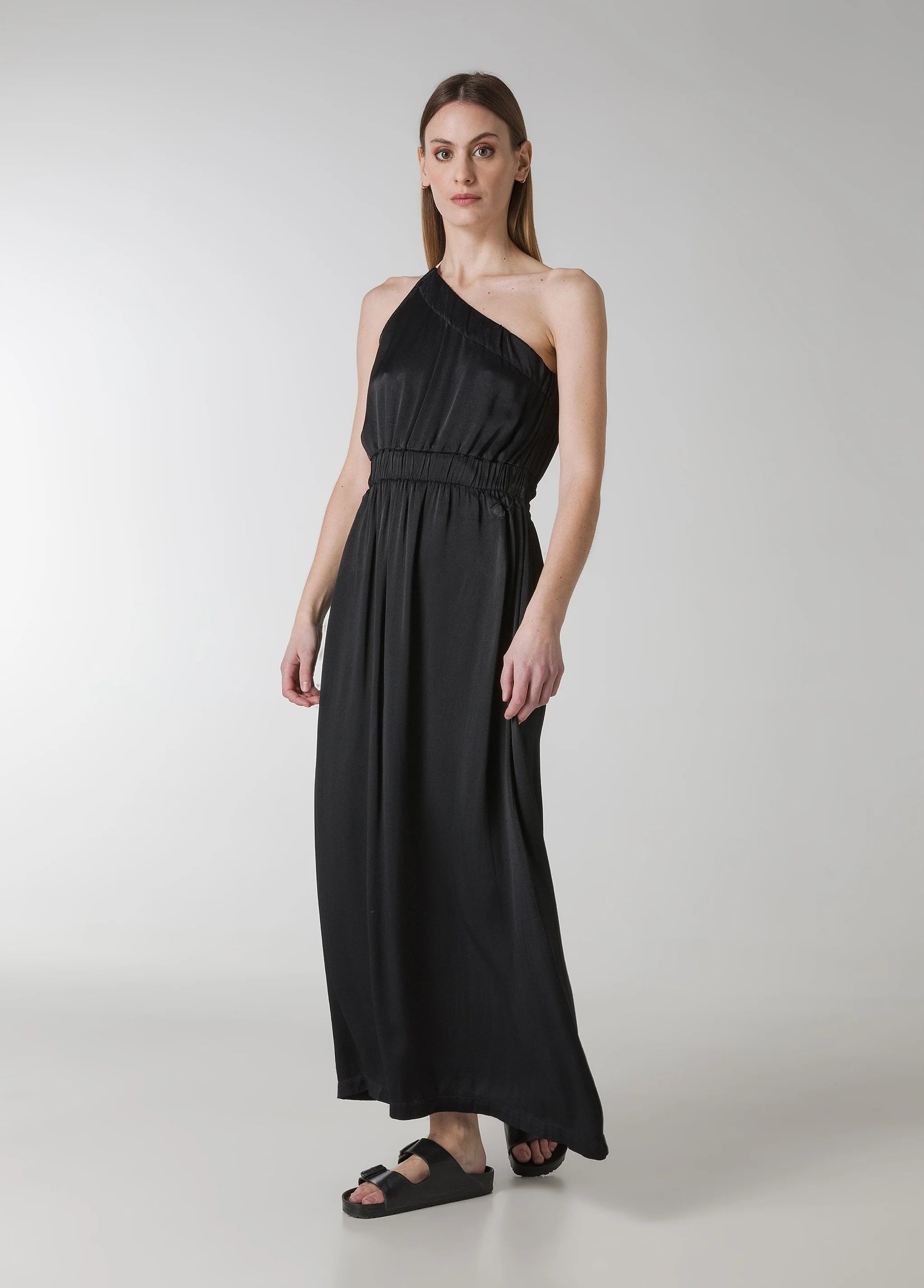 Kleid mit asymmetrischen Schultern