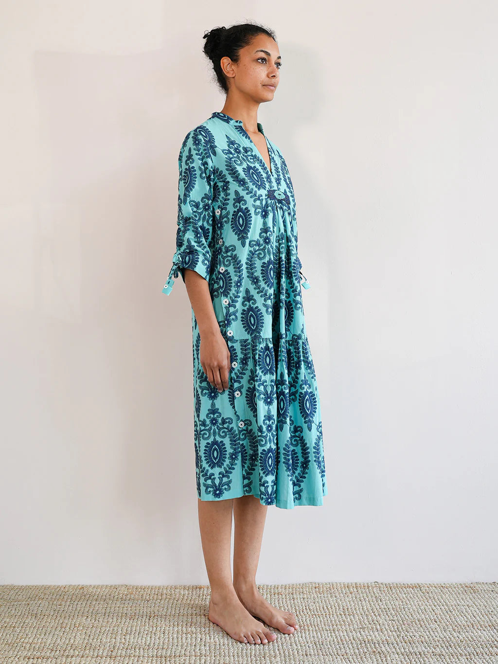 Midi-Kleid Catmint in Sea mit blauen Stickereien