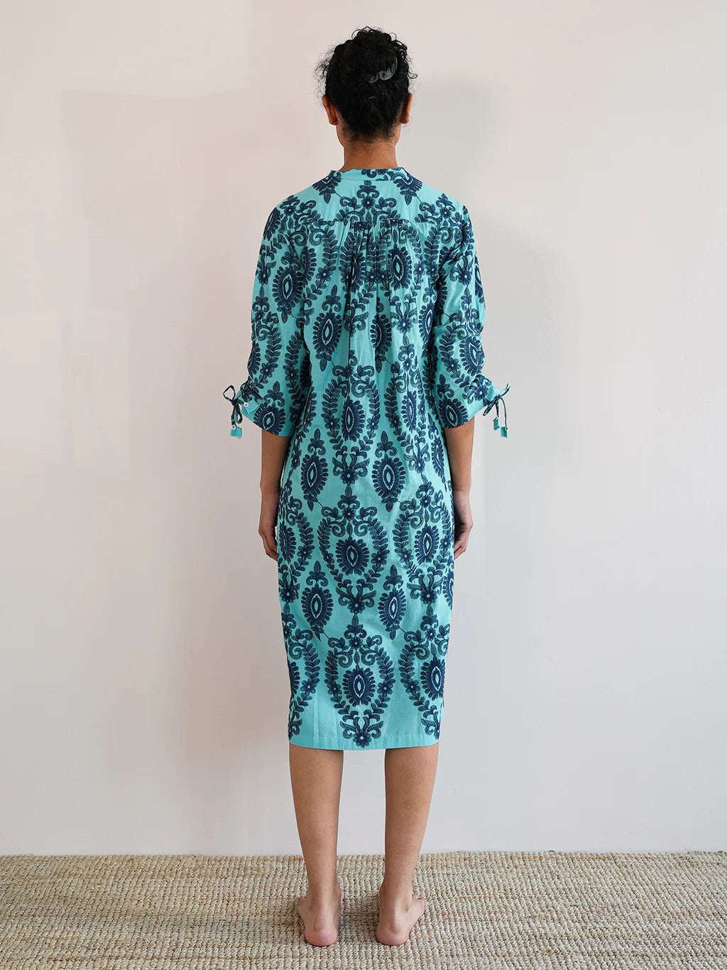 Midi-Kleid Catmint in Sea mit blauen Stickereien