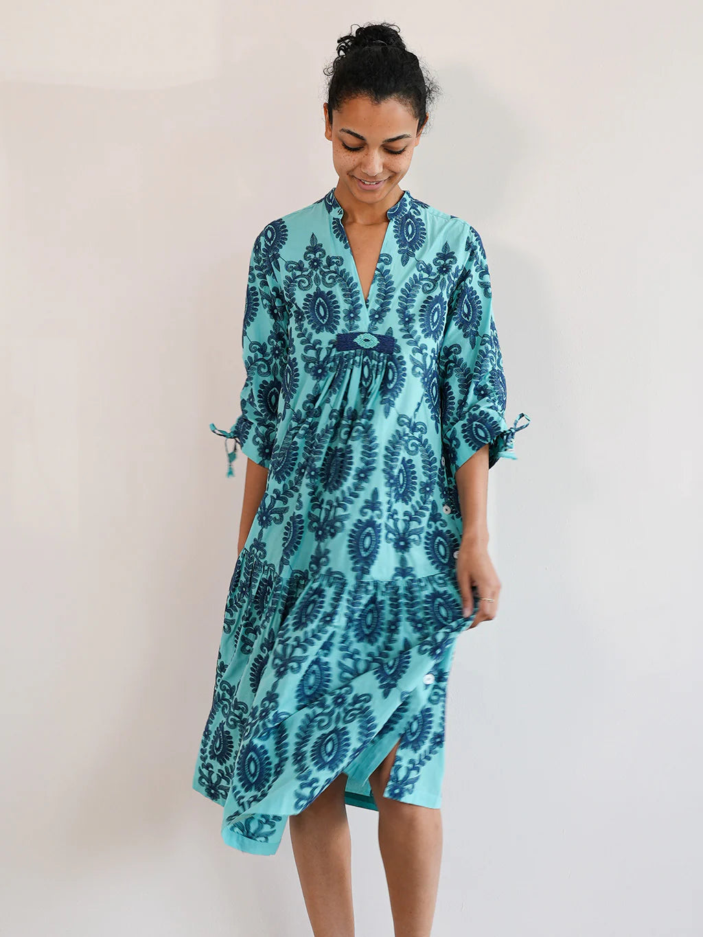 Midi-Kleid Catmint in Sea mit blauen Stickereien