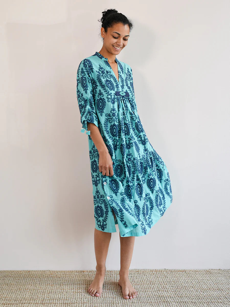Midi-Kleid Catmint in Sea mit blauen Stickereien