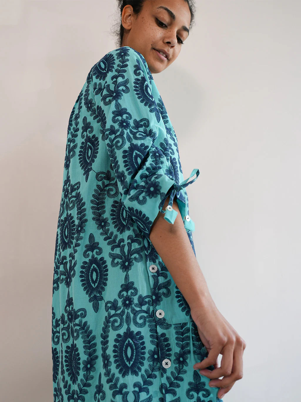 Midi-Kleid Catmint in Sea mit blauen Stickereien