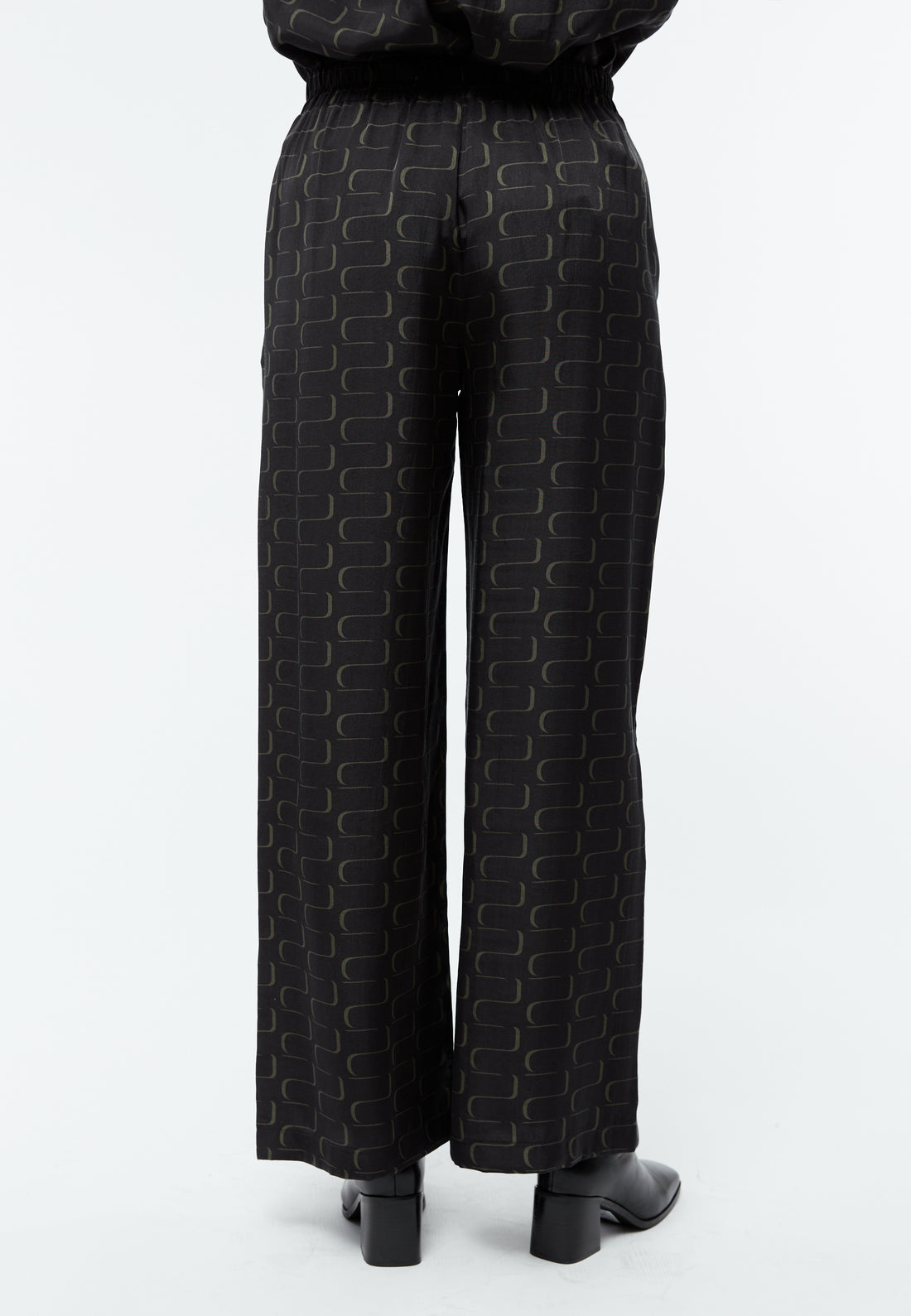 Weite Hose GBMARLA aus TENCEL™ mit Peach-Effekt - Black / Dark Khaki (Waves)