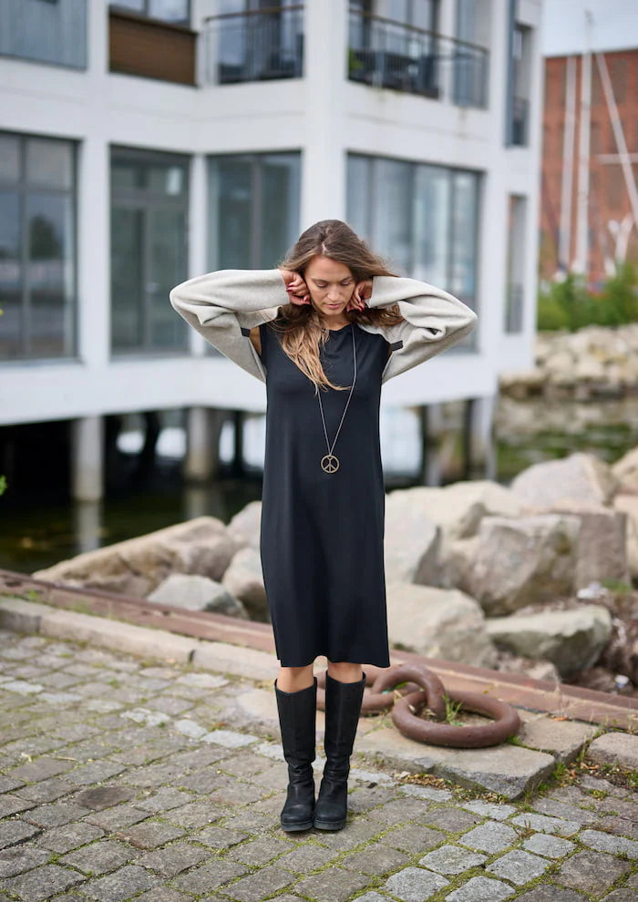KLEID MIT SCHMUCK