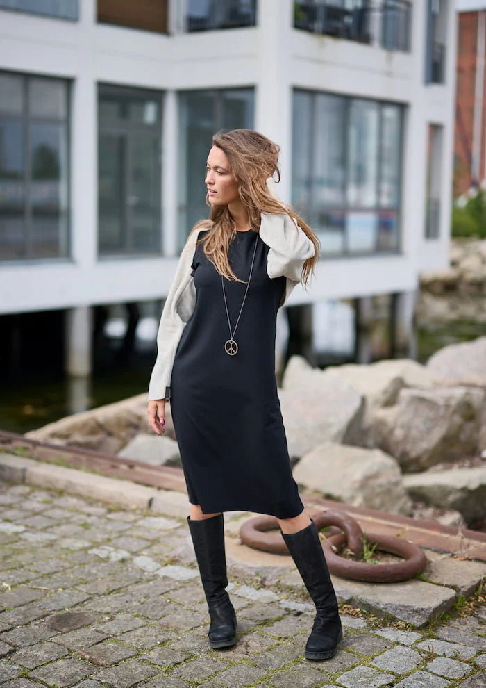 KLEID MIT SCHMUCK