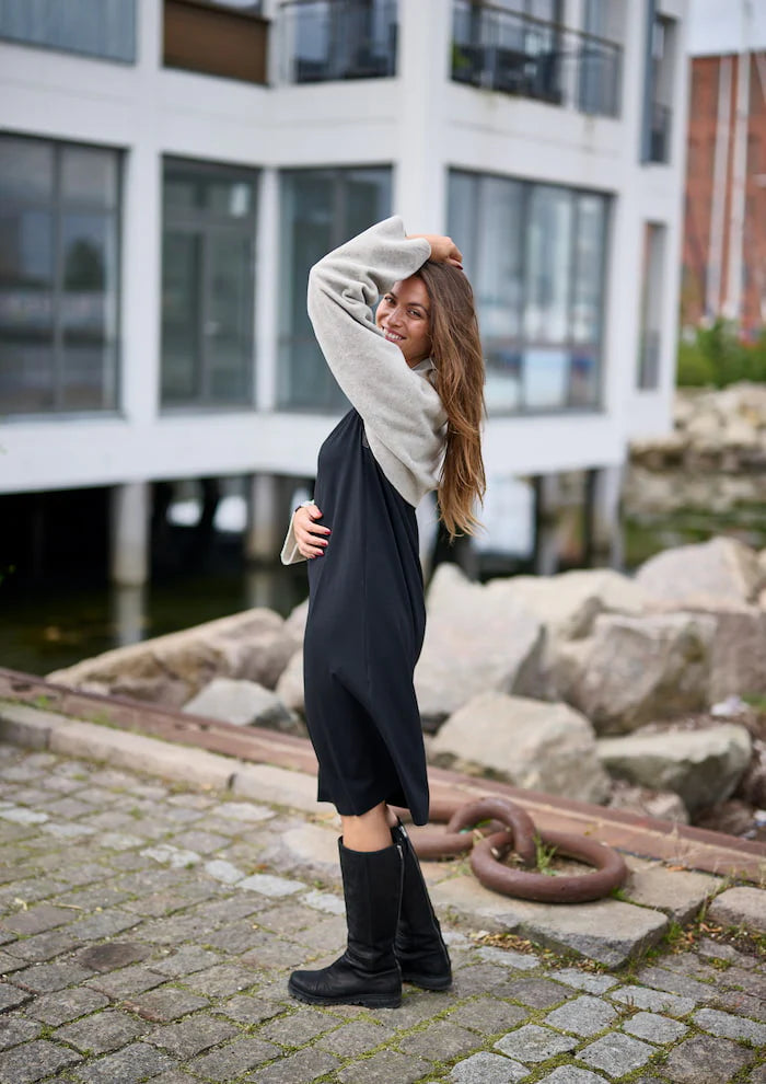 KLEID MIT SCHMUCK