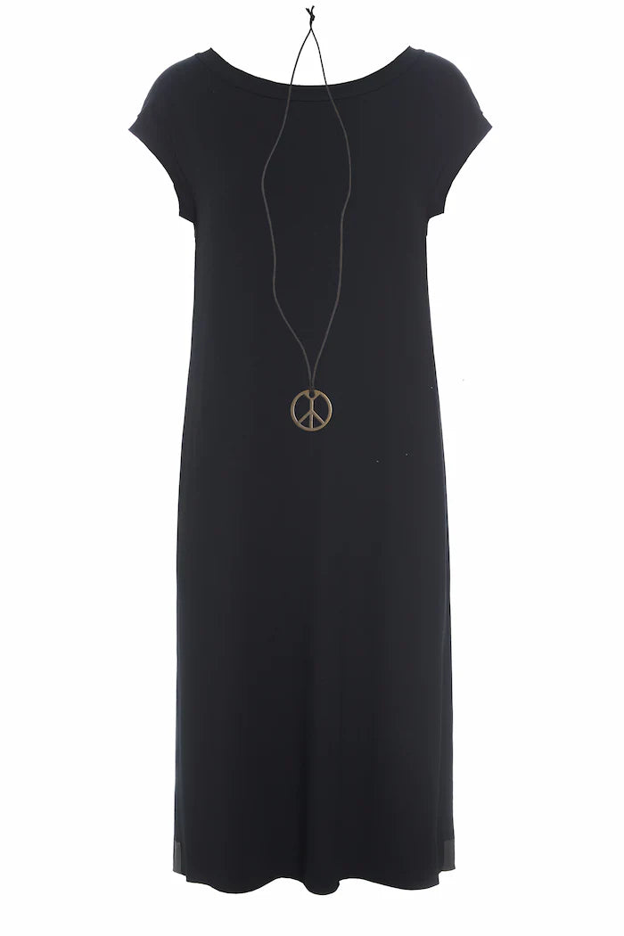 KLEID MIT SCHMUCK