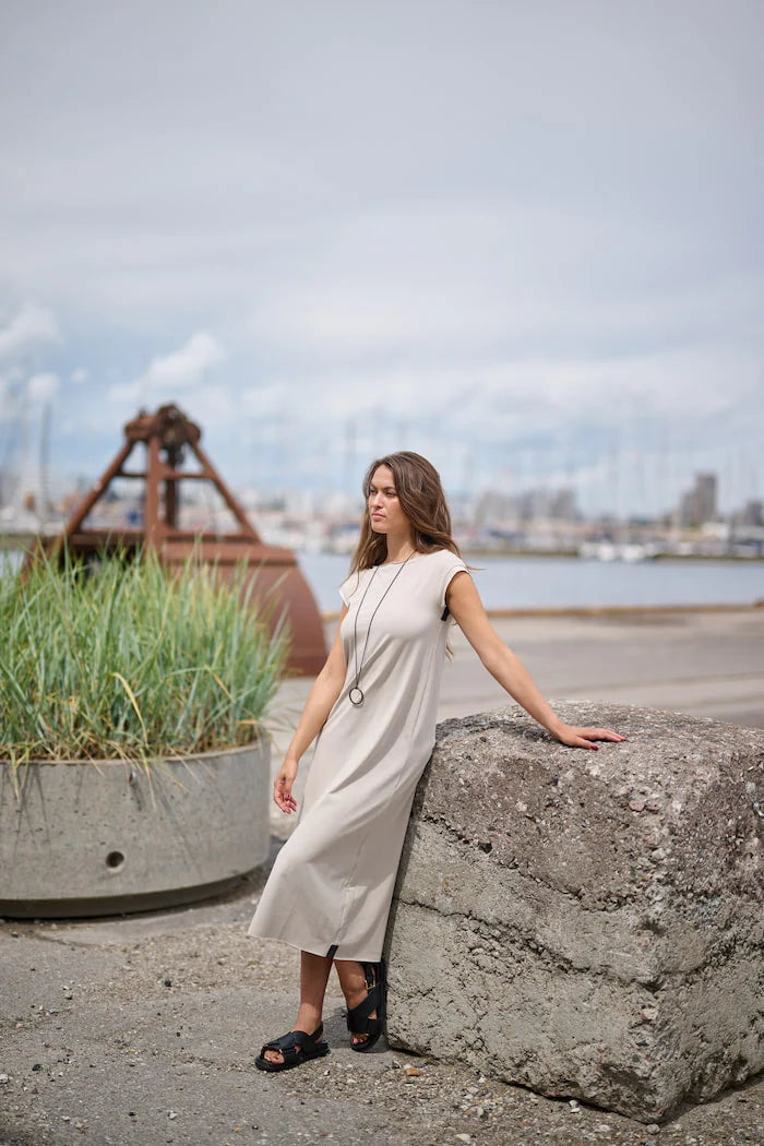 LANGE KLEID MIT SCHMUCK