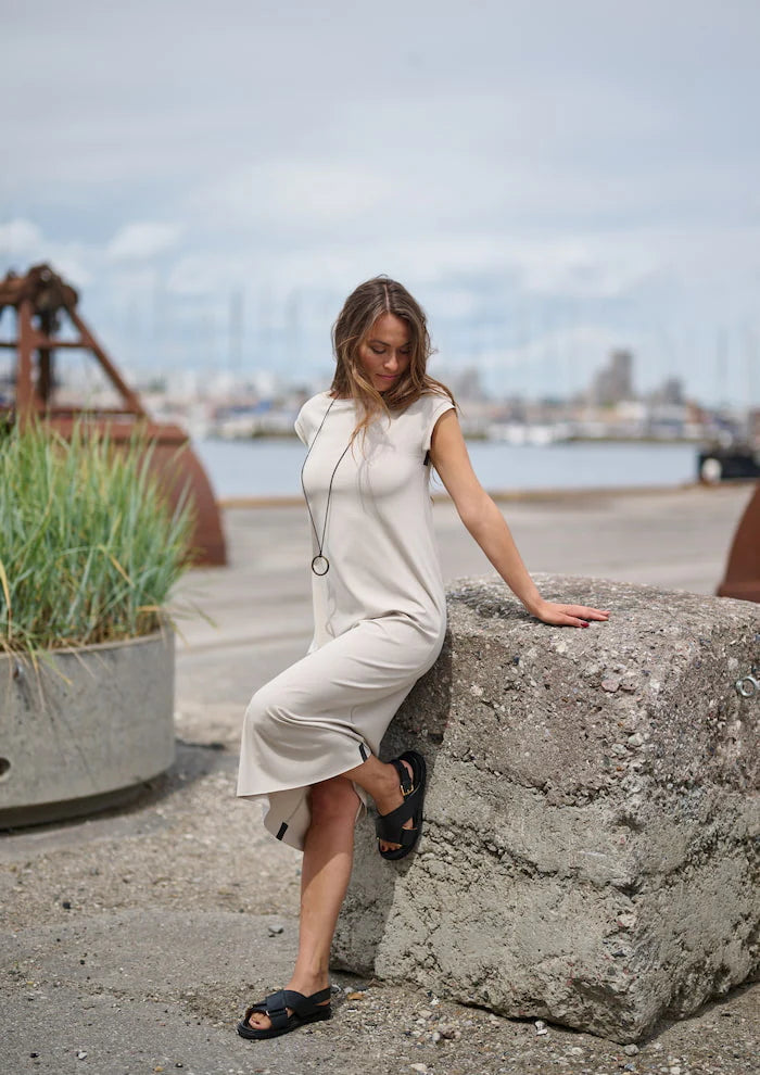 LANGE KLEID MIT SCHMUCK