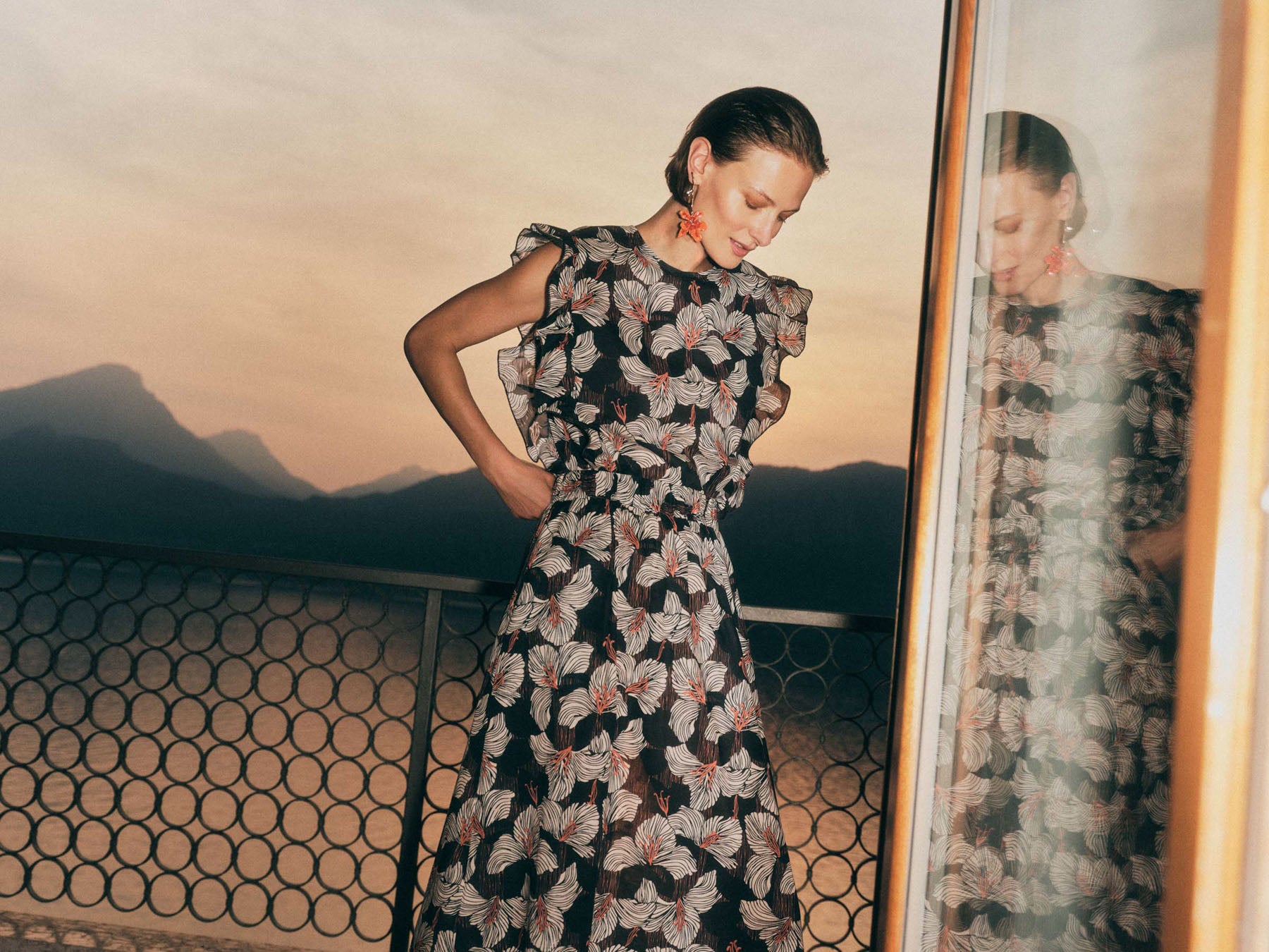 Blusenshirt mit Volant – Bloom Print Onyx