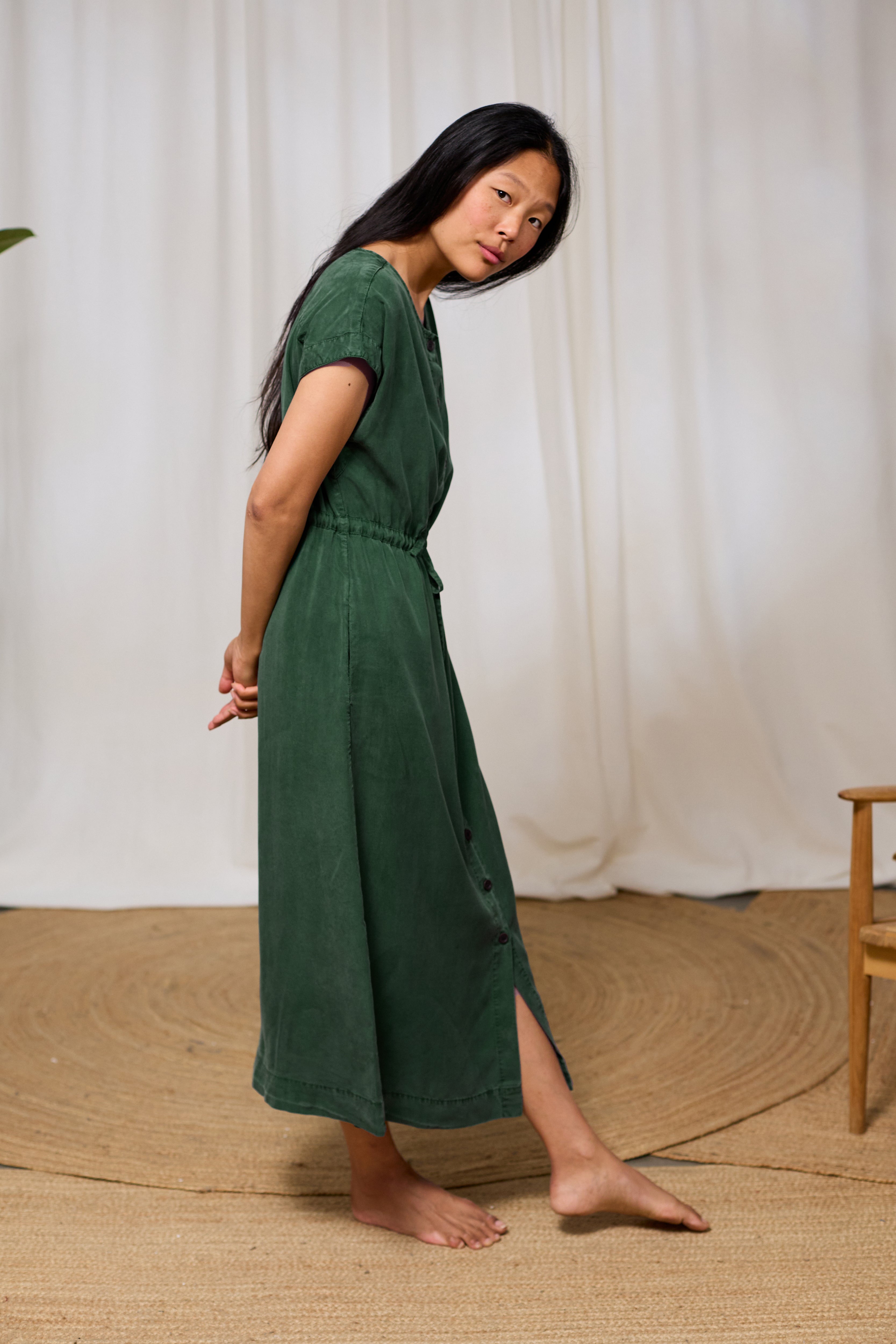 Kleid Dark Green – nachhaltiges Midi-Kleid aus TENCEL™ Lyocell