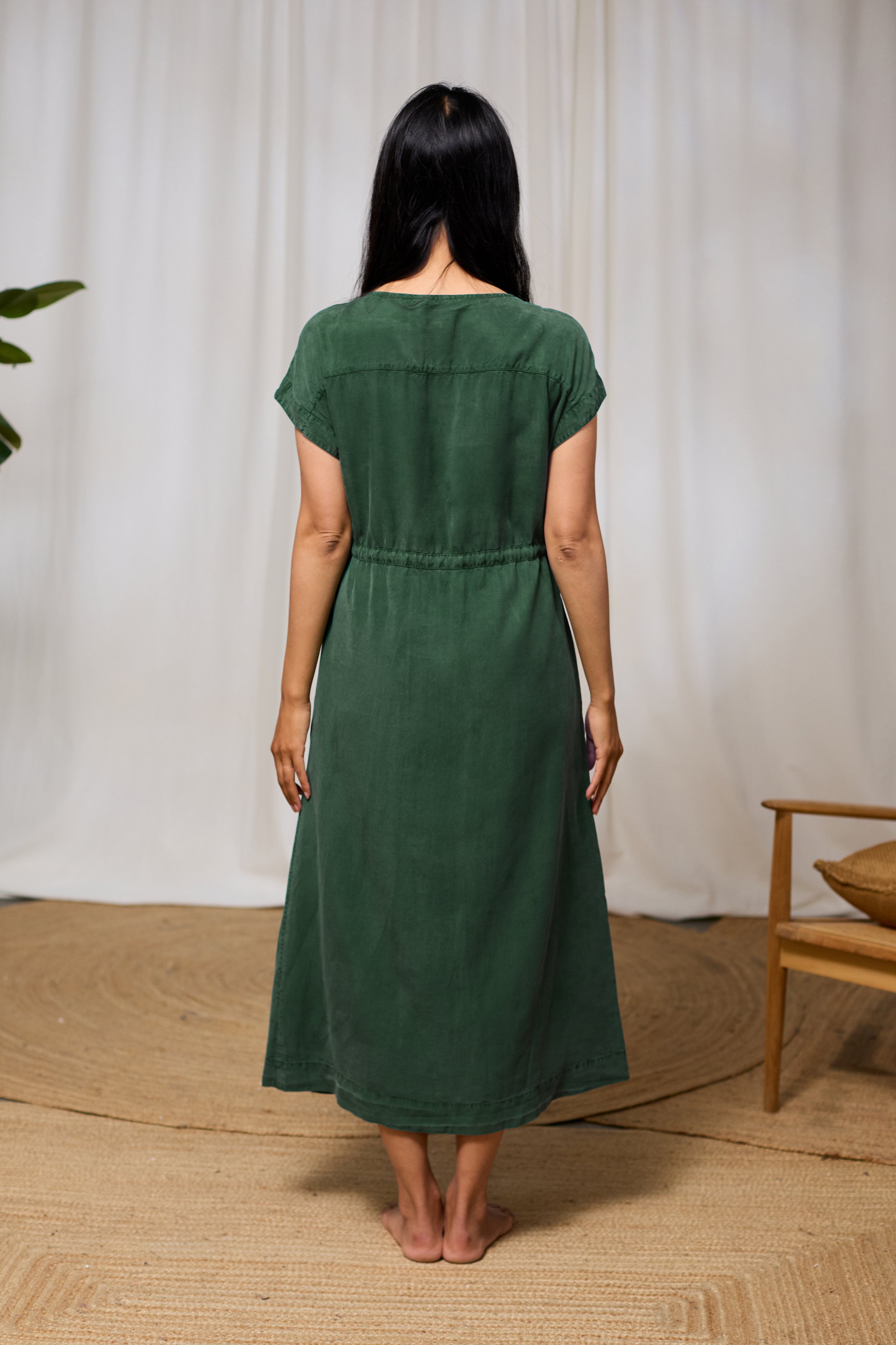 Kleid Dark Green – nachhaltiges Midi-Kleid aus TENCEL™ Lyocell