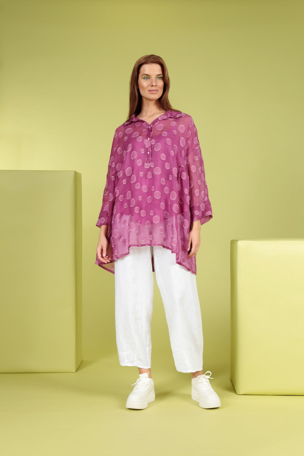 Polka Dots Bluse aus Seide und Baumwolle in Wild Berry