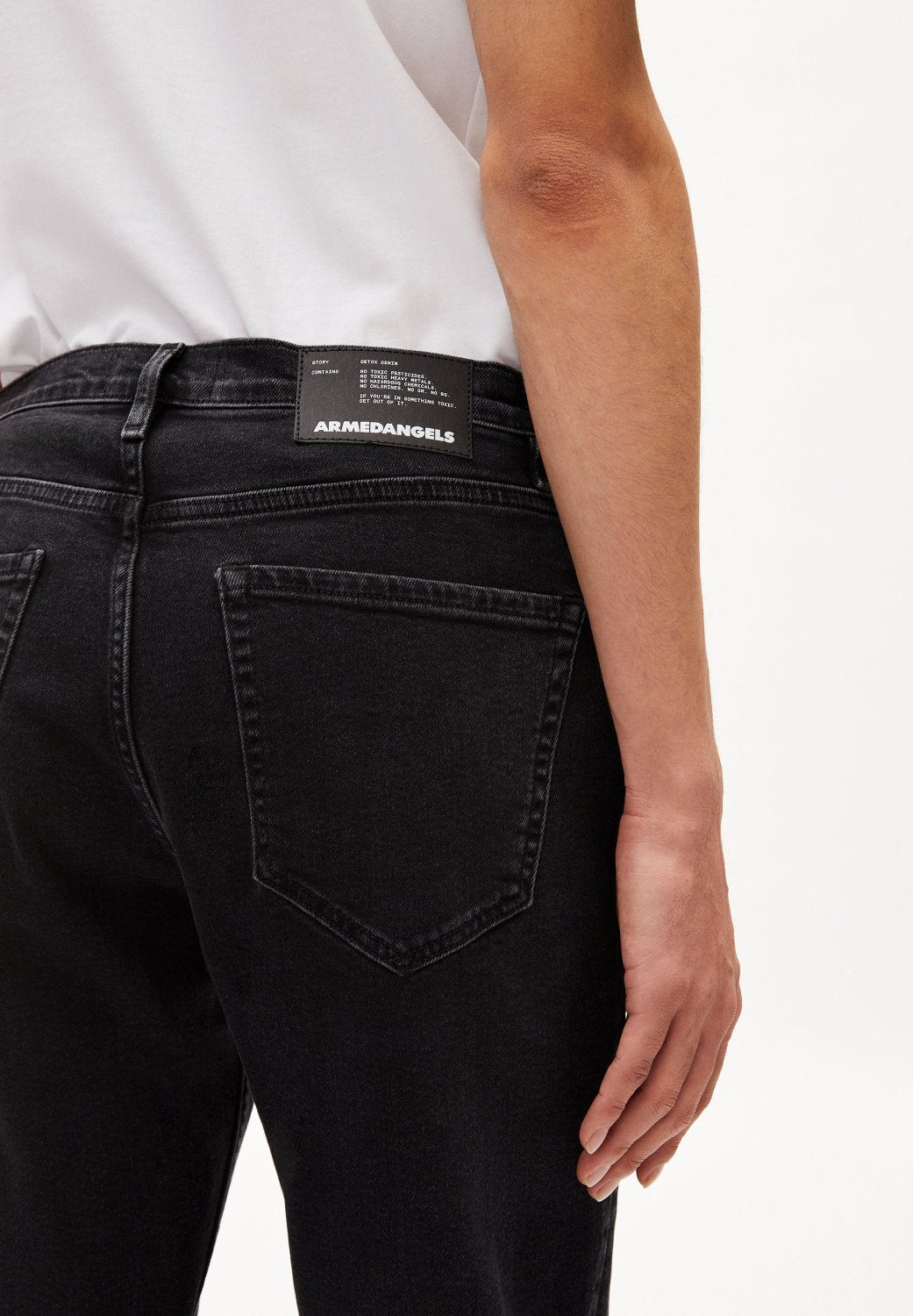 AARJO TARPA in black washed authentic – Bequeme Jeans Tapered Leg Mid Waist aus recyceltem Baumwoll Mix