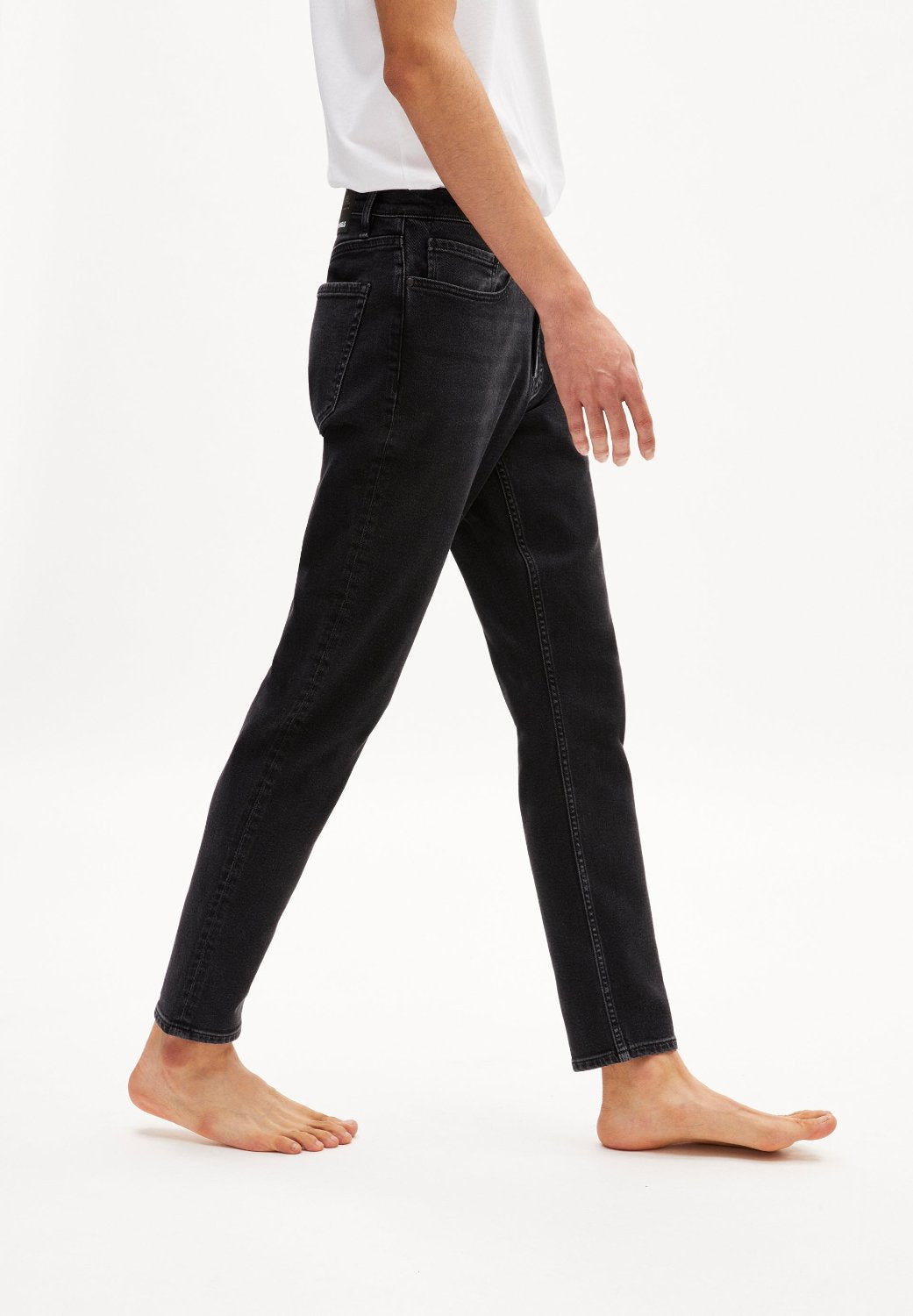 AARJO TARPA in black washed authentic – Bequeme Jeans Tapered Leg Mid Waist aus recyceltem Baumwoll Mix