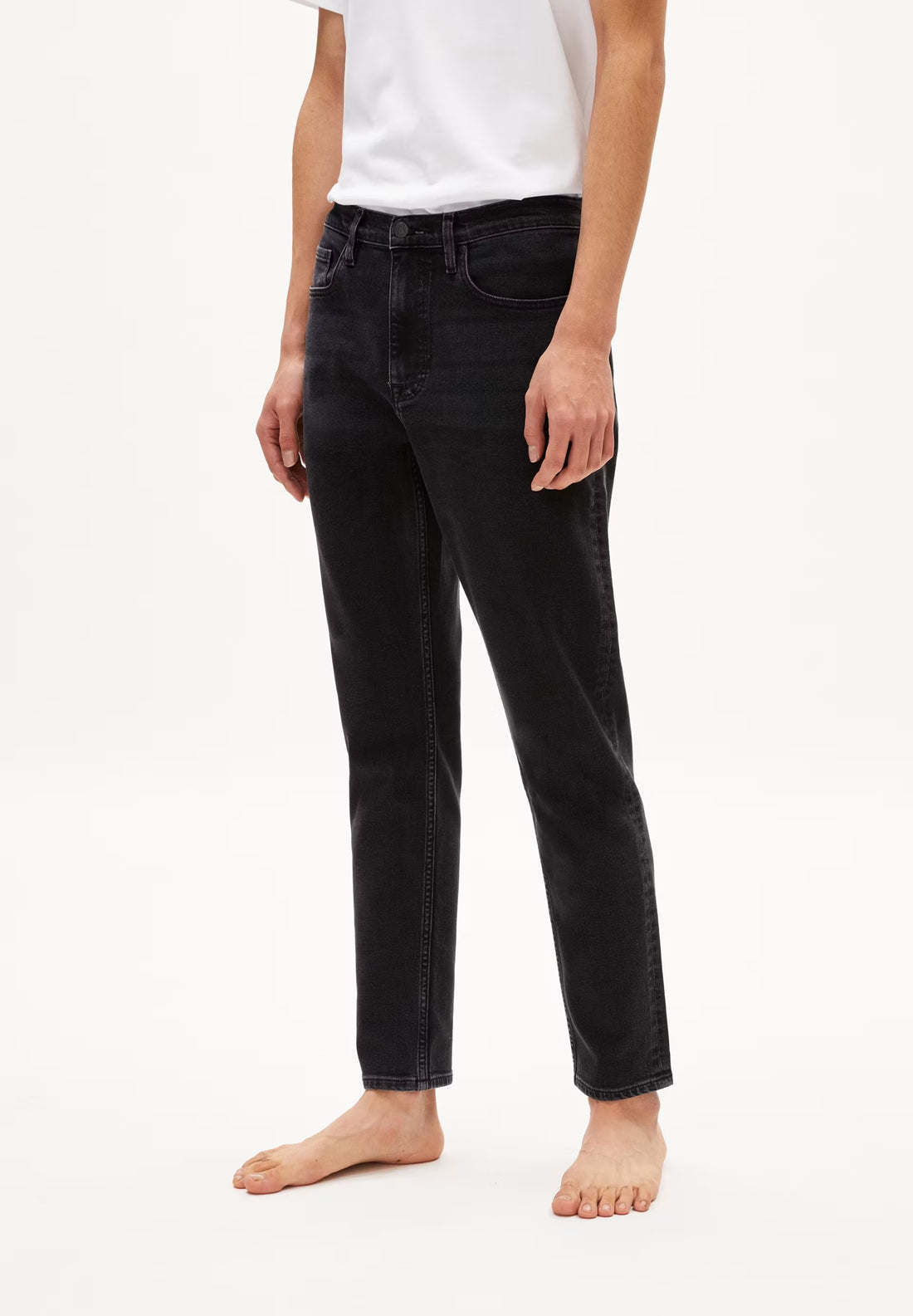 AARJO TARPA in black washed authentic – Bequeme Jeans Tapered Leg Mid Waist aus recyceltem Baumwoll Mix