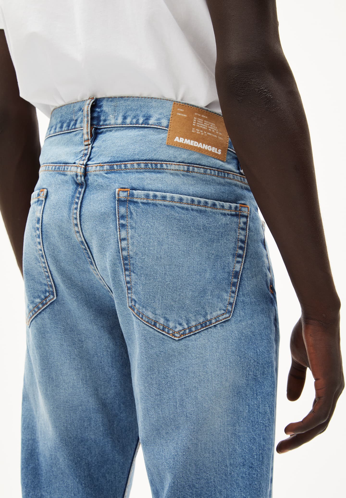 DYLAANO in sprinkle blue – Komfortable Jeans Straight Leg Mid Waist aus recycelter Baumwolle