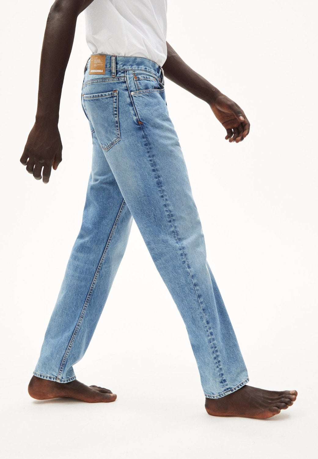 DYLAANO in sprinkle blue – Komfortable Jeans Straight Leg Mid Waist aus recycelter Baumwolle
