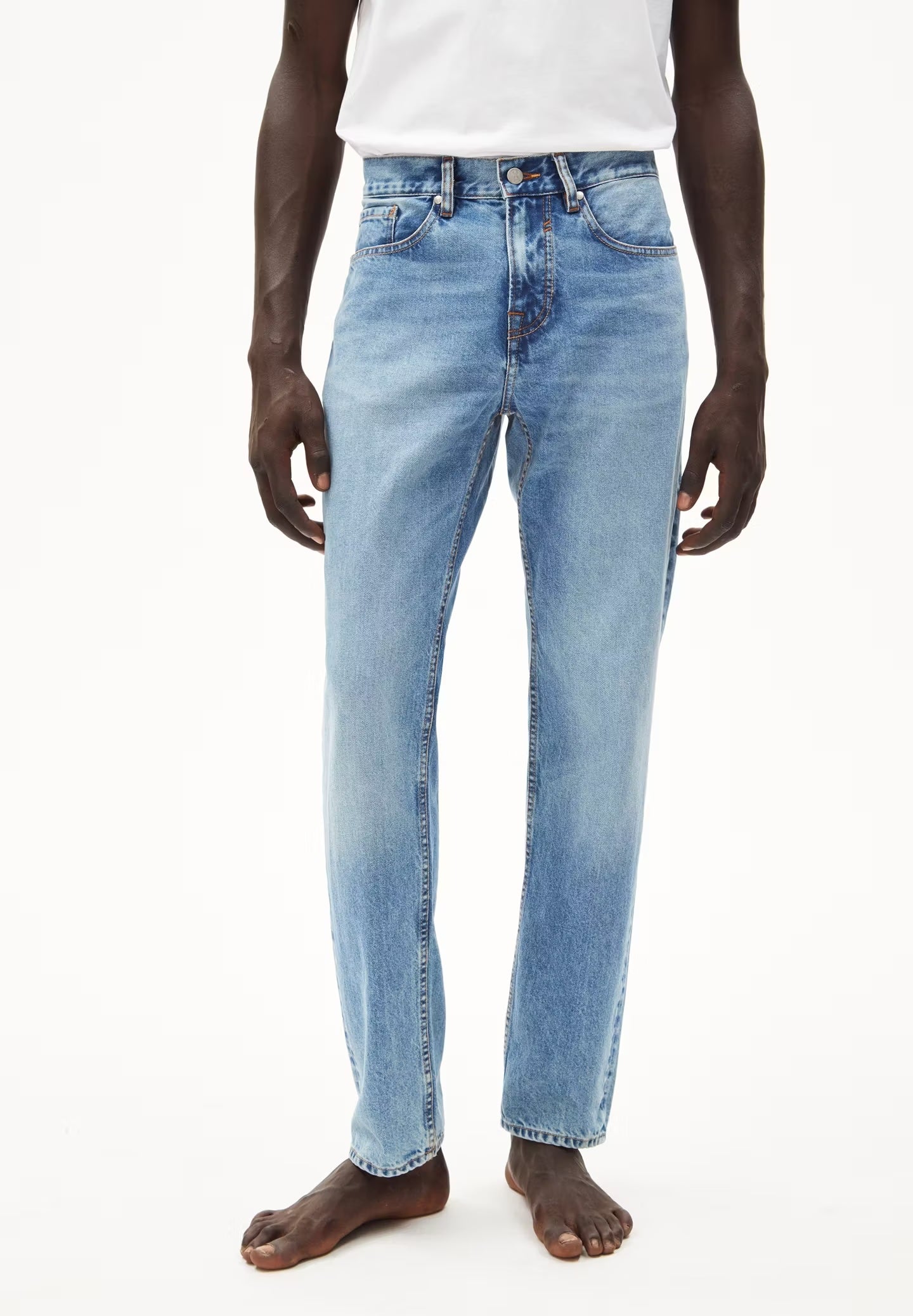 DYLAANO in sprinkle blue – Komfortable Jeans Straight Leg Mid Waist aus recycelter Baumwolle