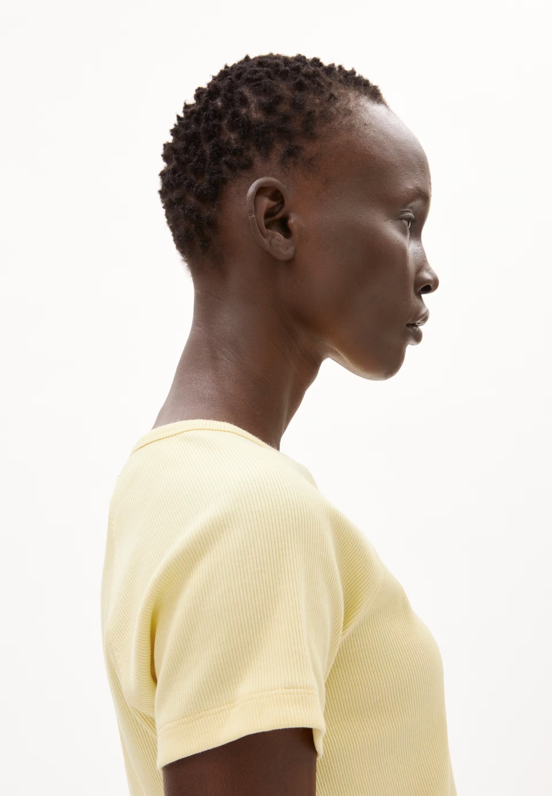 HANJAA IN EARLY YELLOW – RIPP-T-SHIRT AUS BIO-BAUMWOLL MIX