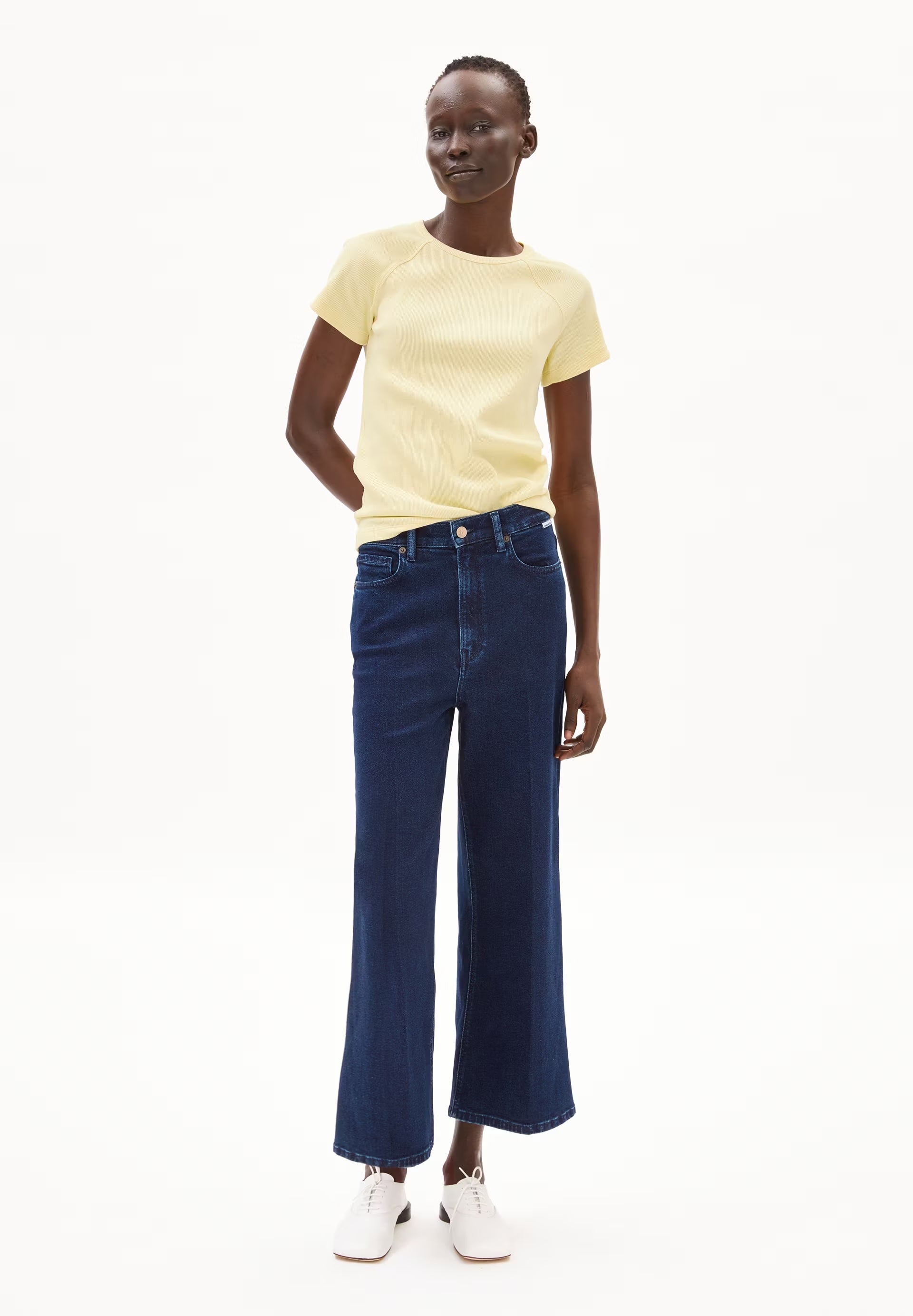 HANJAA IN EARLY YELLOW – RIPP-T-SHIRT AUS BIO-BAUMWOLL MIX