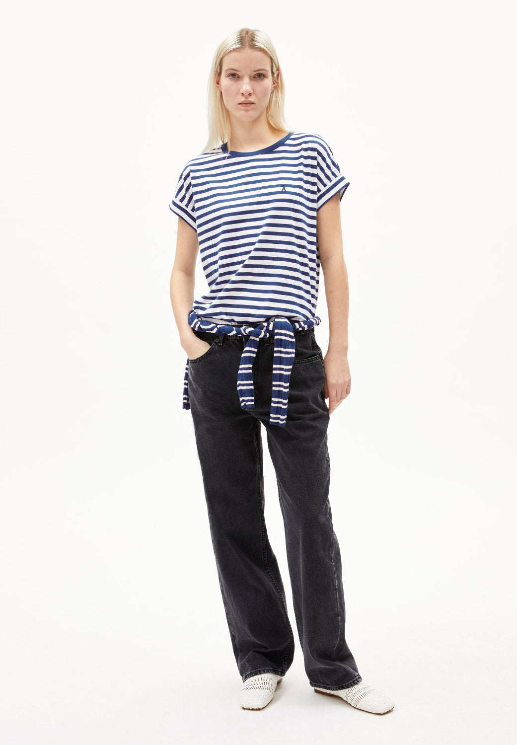 IDAARA STRIPES IN WHITE - LAPIS BLUE – T-SHIRT AUS BIO-BAUMWOLLE