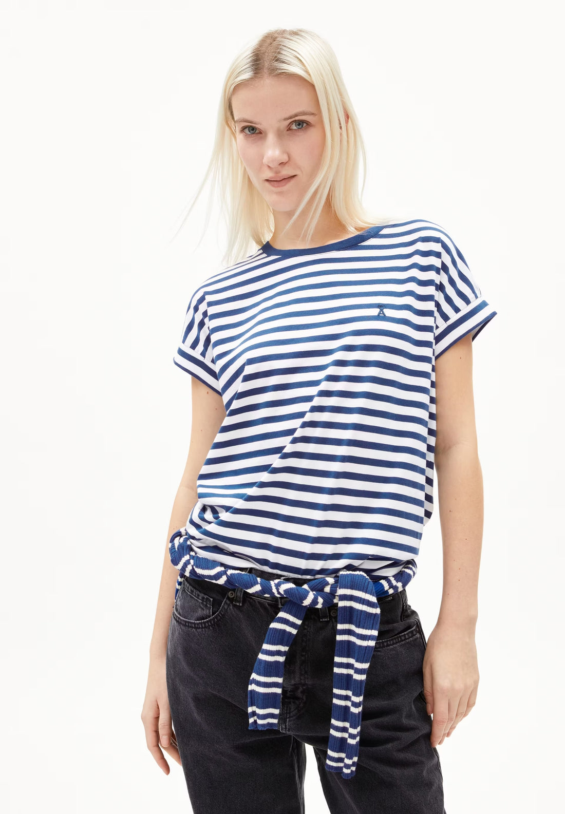 IDAARA STRIPES IN WHITE - LAPIS BLUE – T-SHIRT AUS BIO-BAUMWOLLE