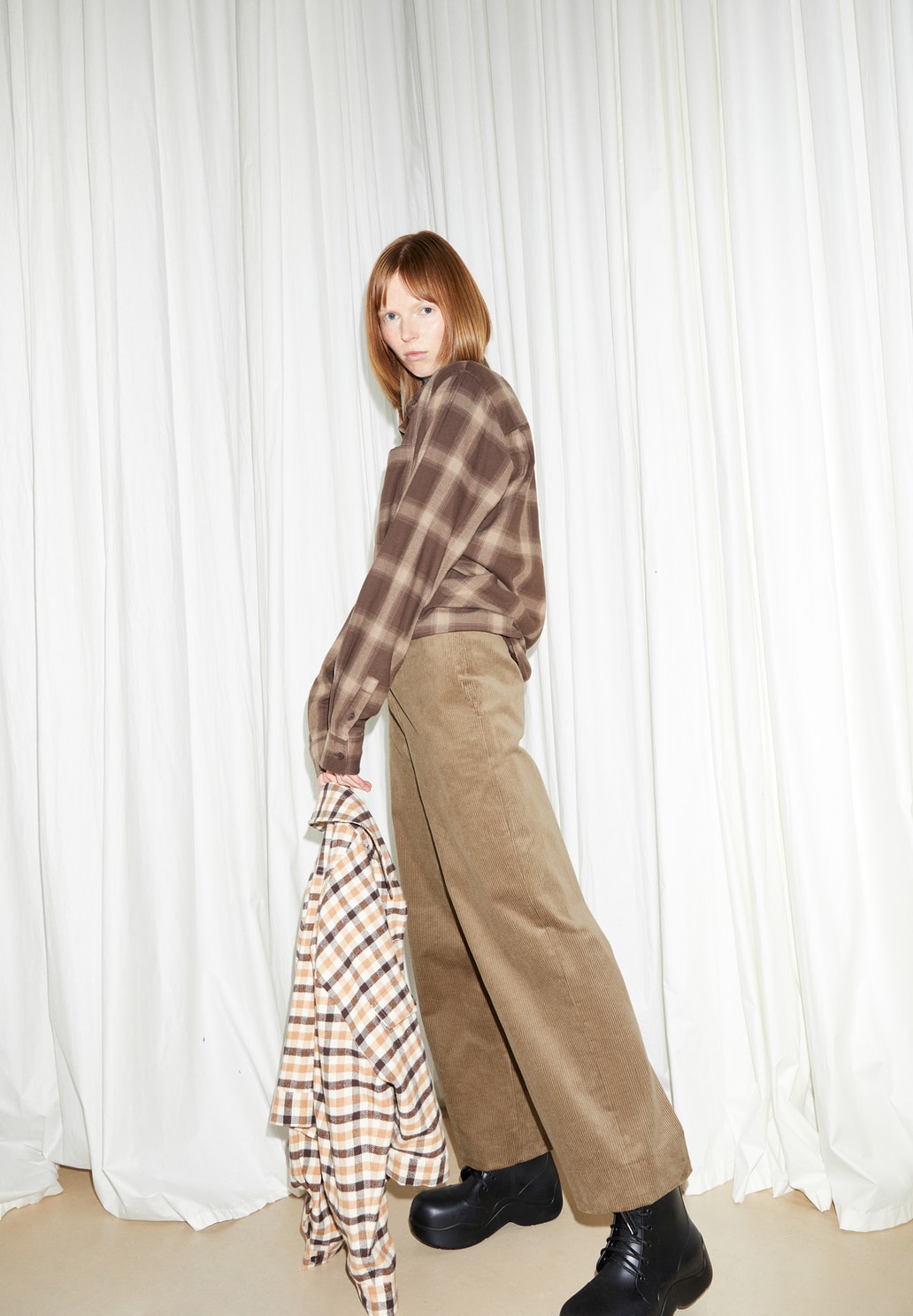 JAALMA CORDUROY – HOSE AUS BIO-BAUMWOLL MIX in dark sand stone