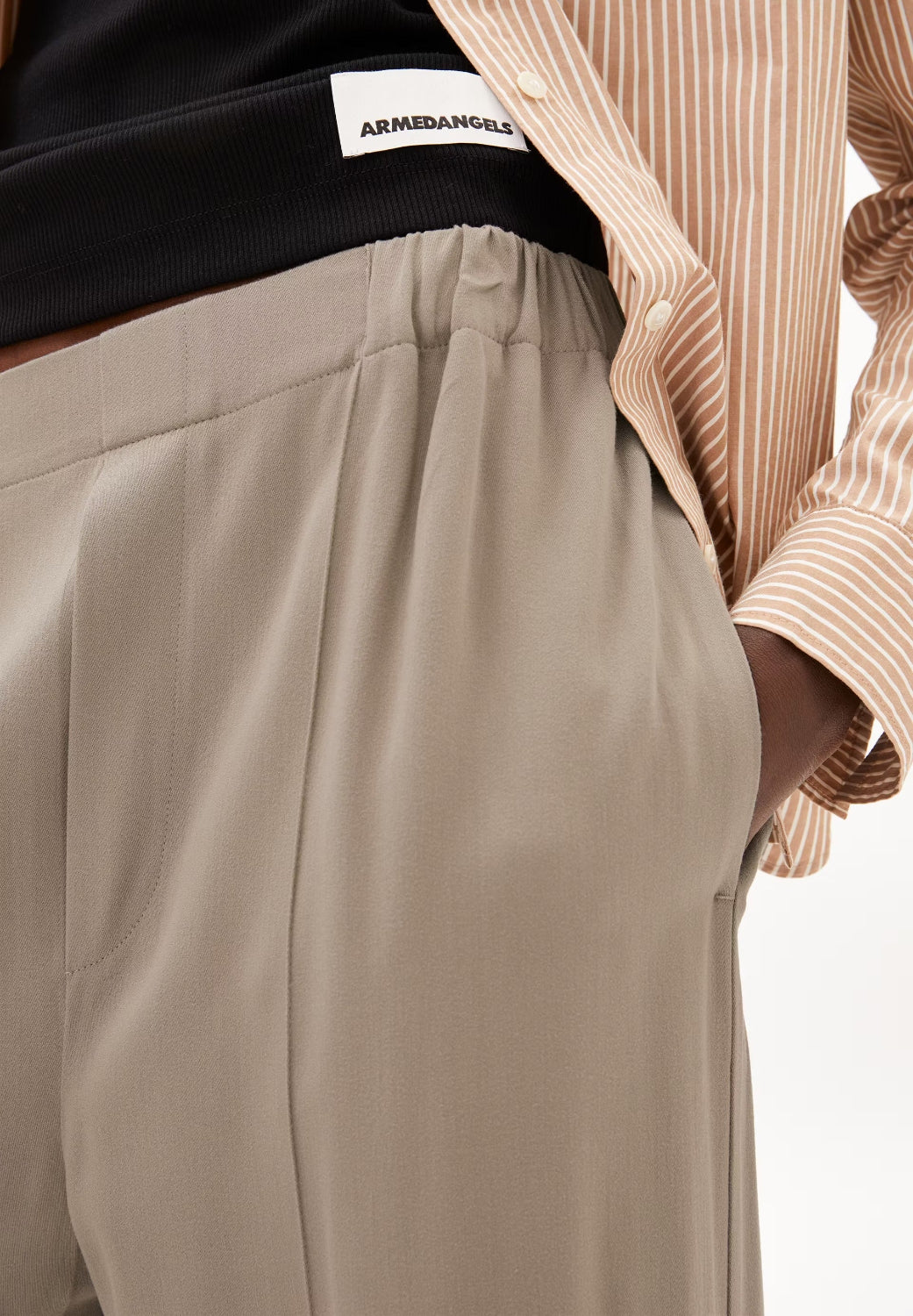 JONVAALIE IN SHIITAKE – WEBHOSE AUS LENZING™ ECOVERO™ VISKOSE