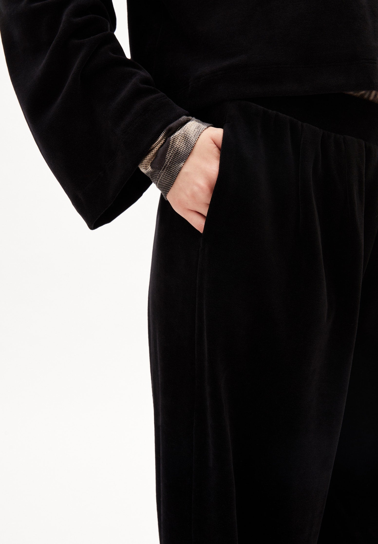 JUANAA VELVET – JERSEYHOSE AUS BIO-BAUMWOLLE IN SCHWARZ