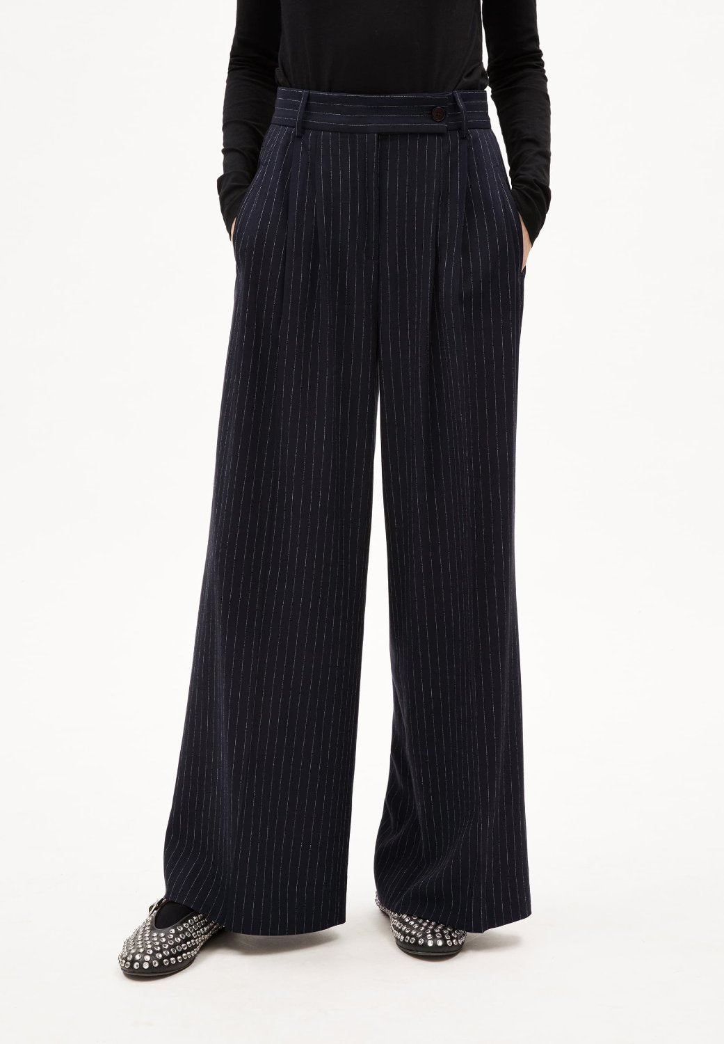 KAAYUA PINSTRIPE IN NIGHT SKY - WHITE – WEBHOSE AUS LENZING™ ECOVERO™ VISKOSE MIX