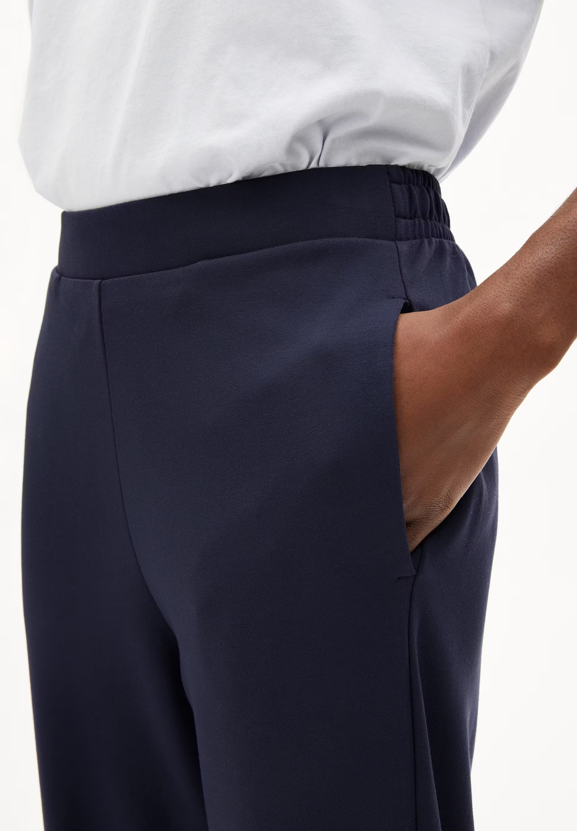 MAGDAALENA IN NIGHT SKY – JERSEYHOSE AUS LENZING™ ECOVERO™ VISKOSE MIX