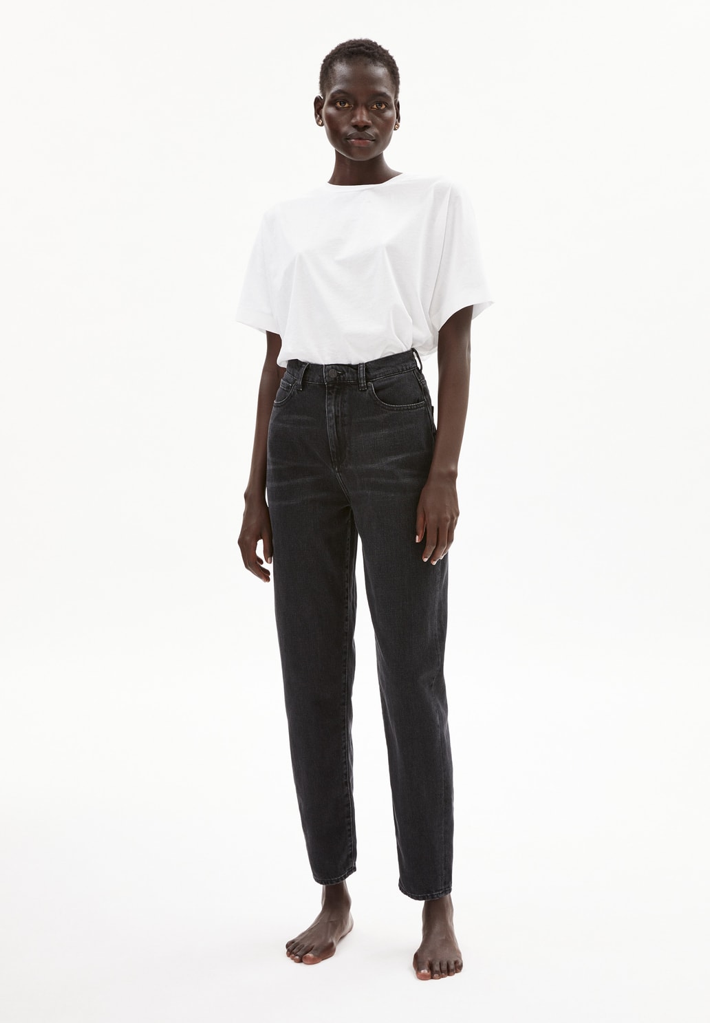 MAIRAA IN WASHED DOWN BLACK – MOM FIT HIGH WAIST AUS BIO-BAUMWOLLE