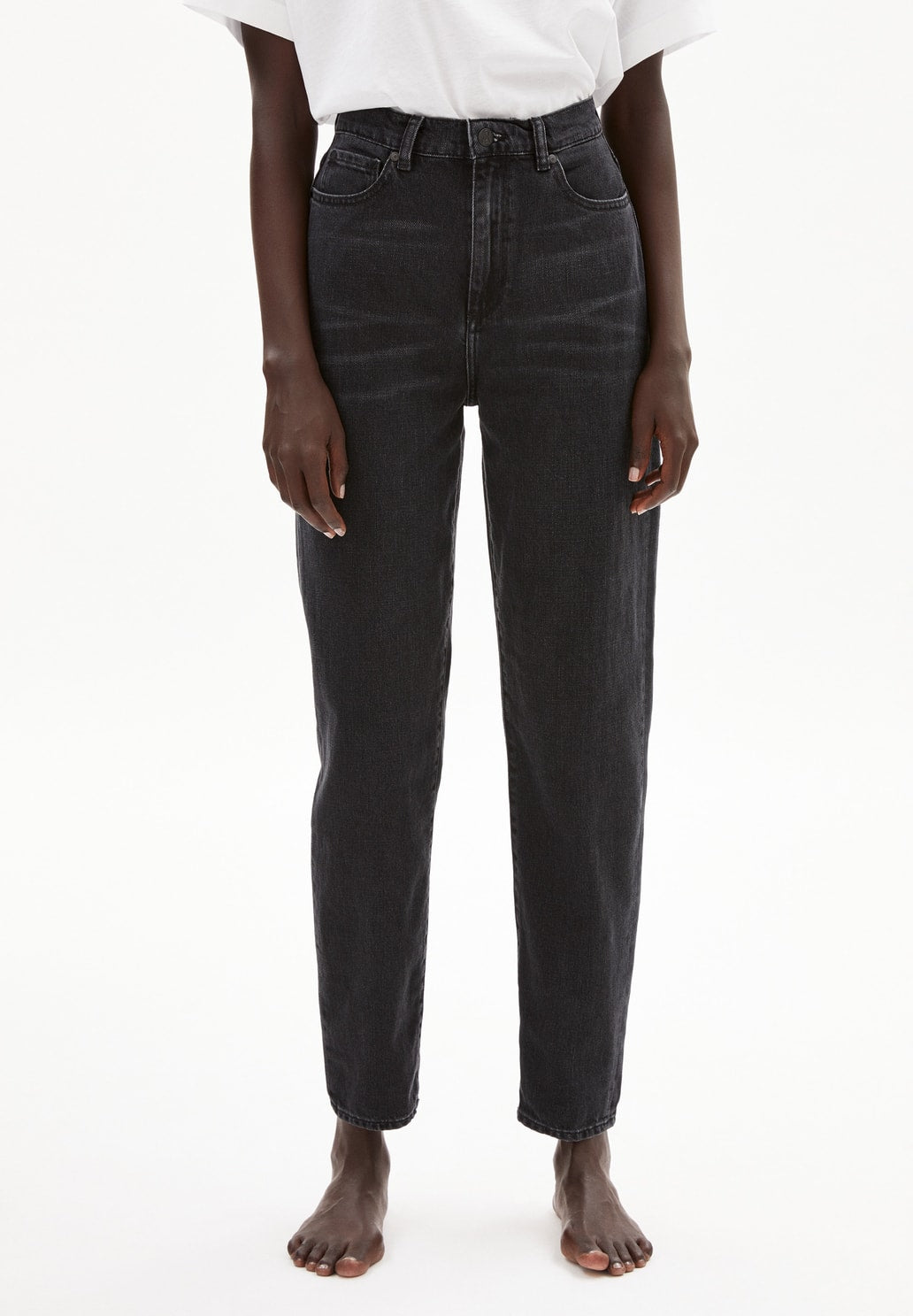 MAIRAA IN WASHED DOWN BLACK – MOM FIT HIGH WAIST AUS BIO-BAUMWOLLE