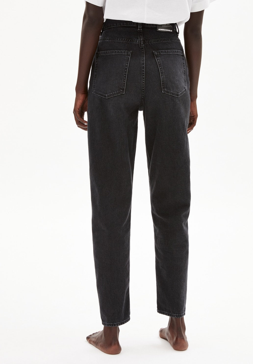 MAIRAA IN WASHED DOWN BLACK – MOM FIT HIGH WAIST AUS BIO-BAUMWOLLE