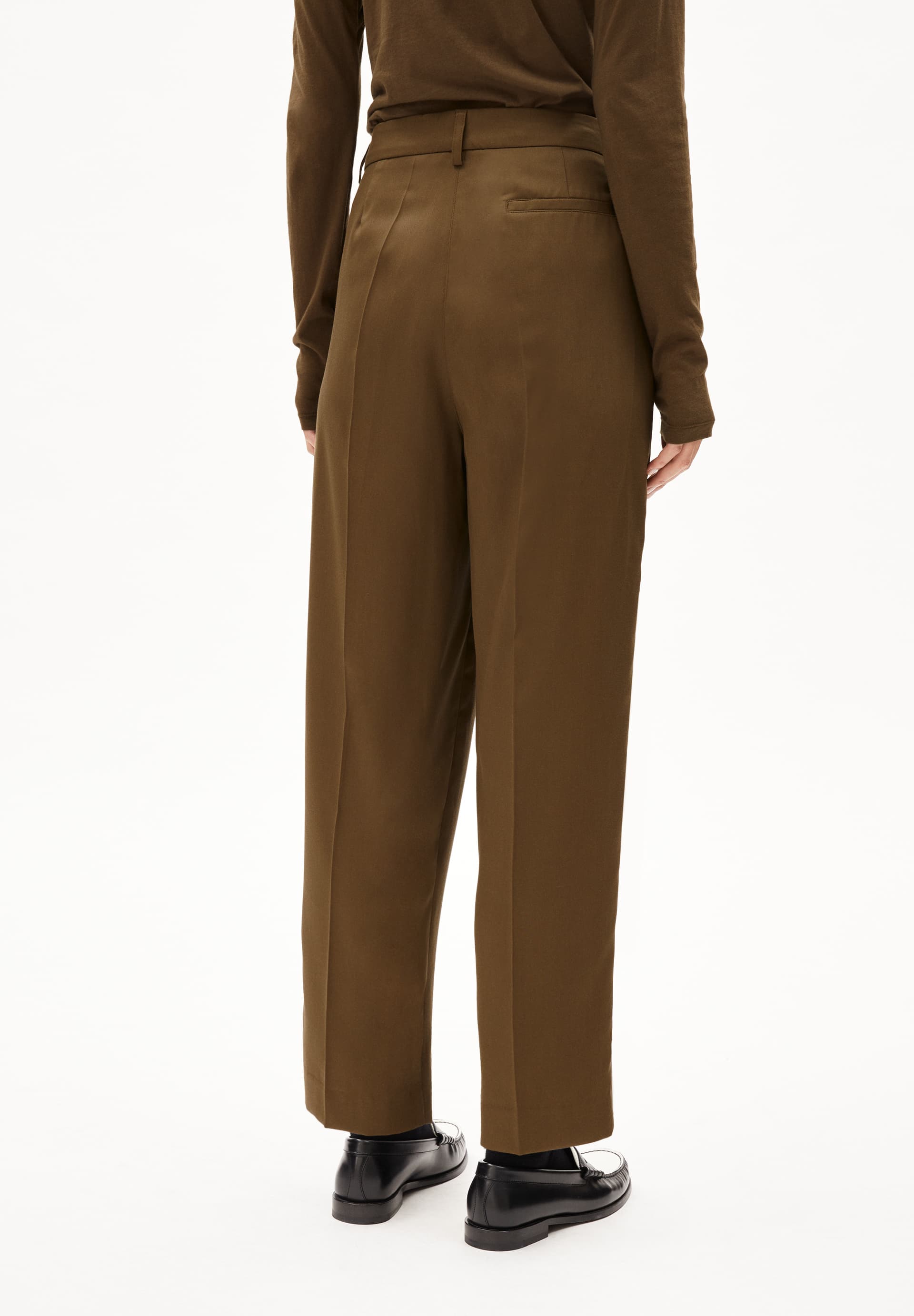 SANDRINAA TAPERED IN DRIED MOSS – WEBHOSE AUS TENCEL™ X REFIBRA™ LYOCELL