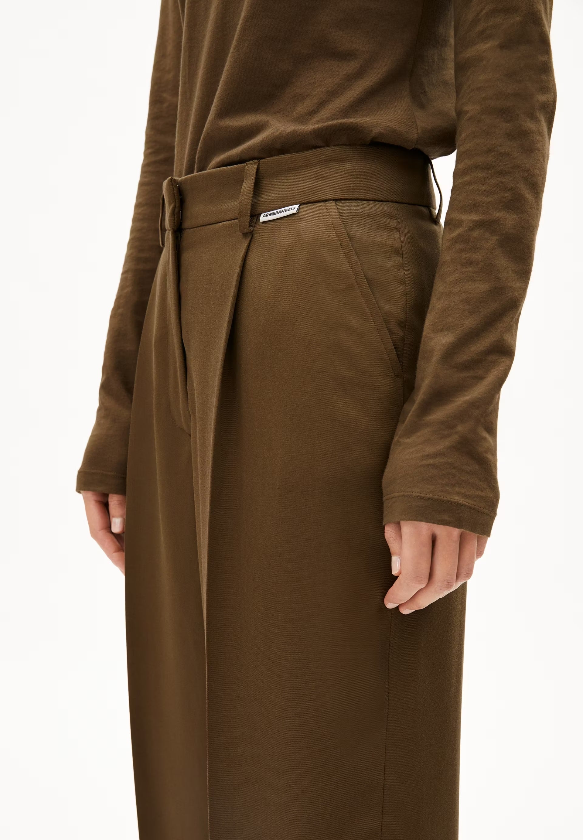 SANDRINAA TAPERED IN DRIED MOSS – WEBHOSE AUS TENCEL™ X REFIBRA™ LYOCELL