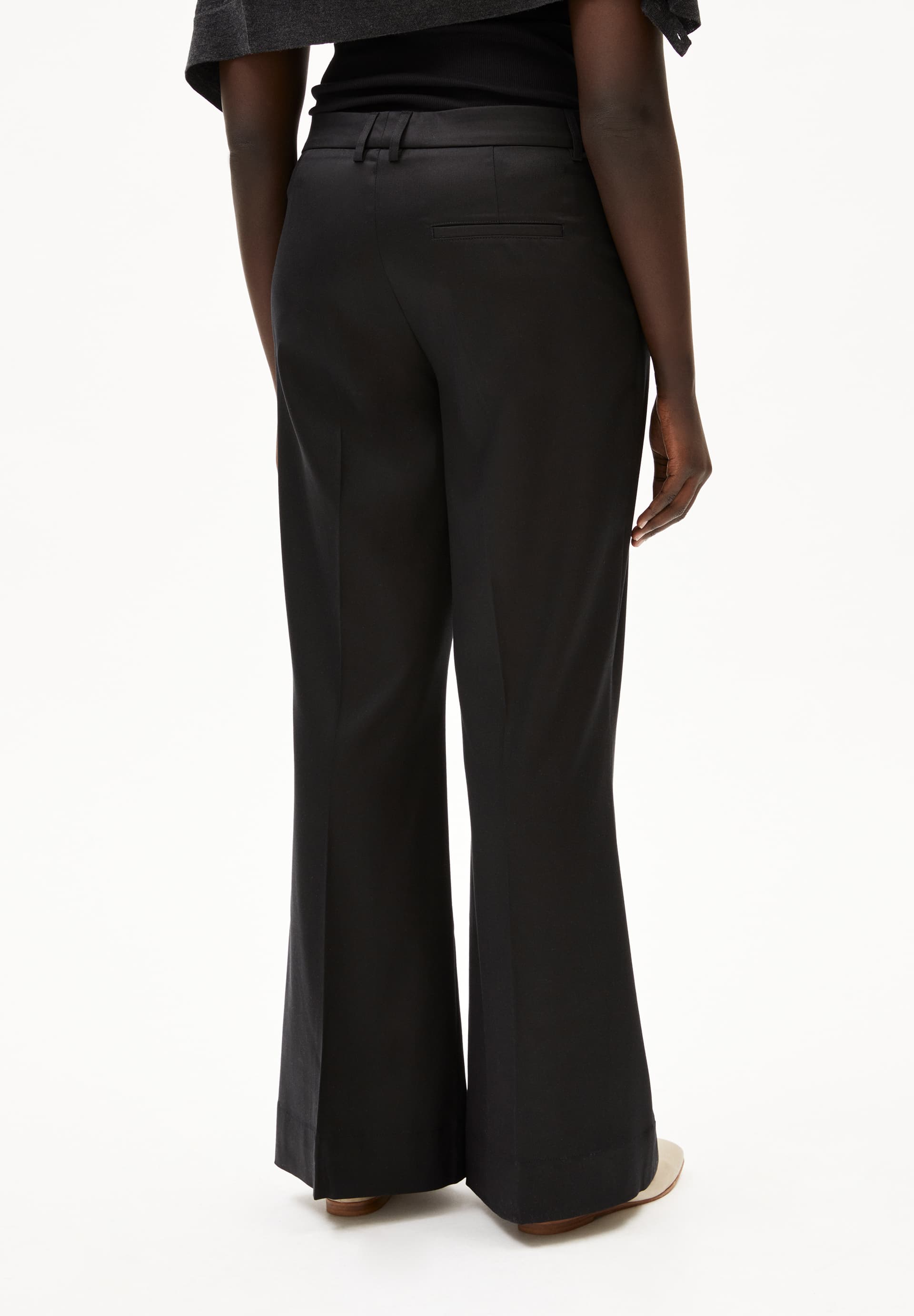 XENNAA IN BLACK – WEBHOSE AUS TENCEL™ LYOCELL MIX