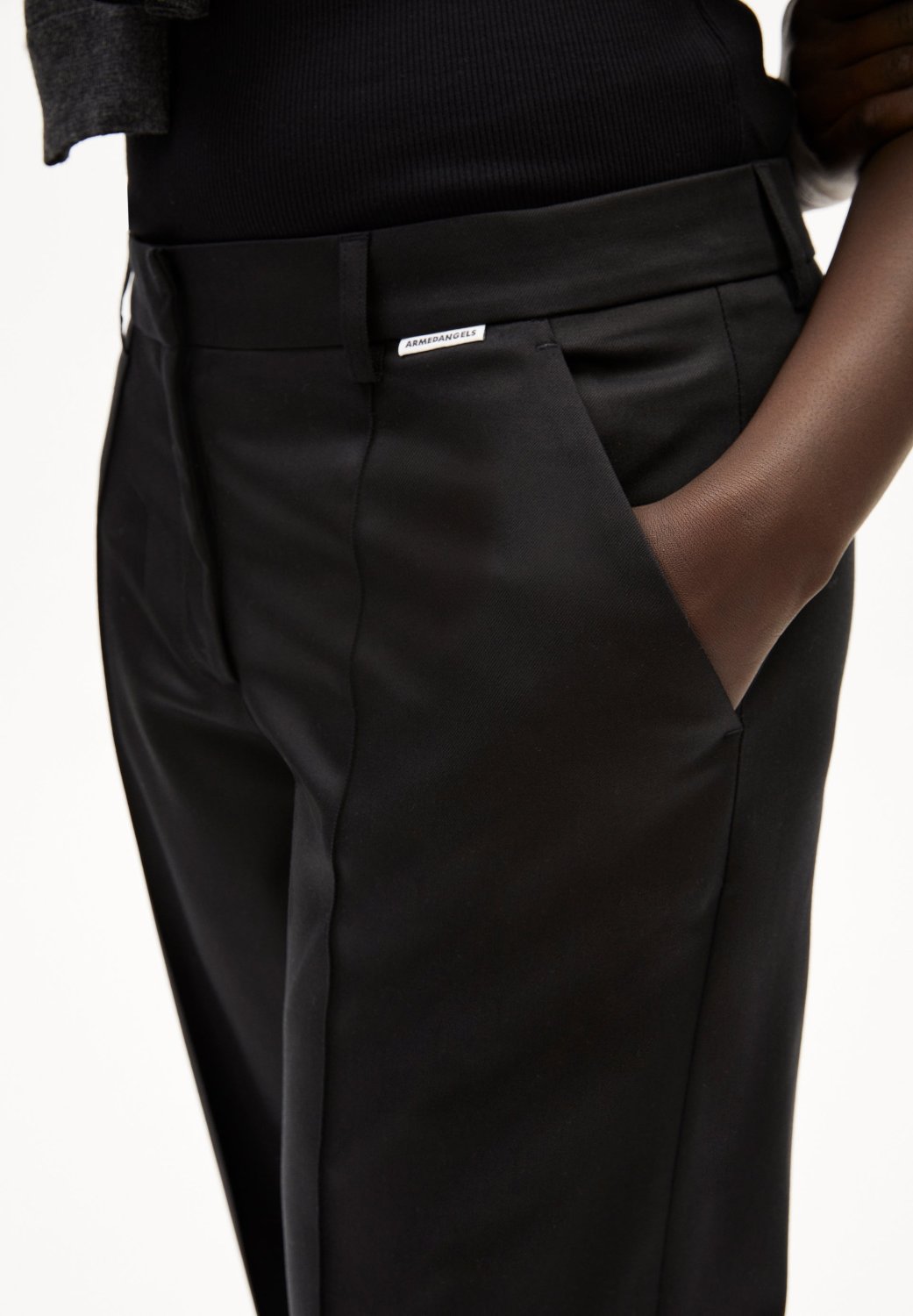 XENNAA IN BLACK – WEBHOSE AUS TENCEL™ LYOCELL MIX