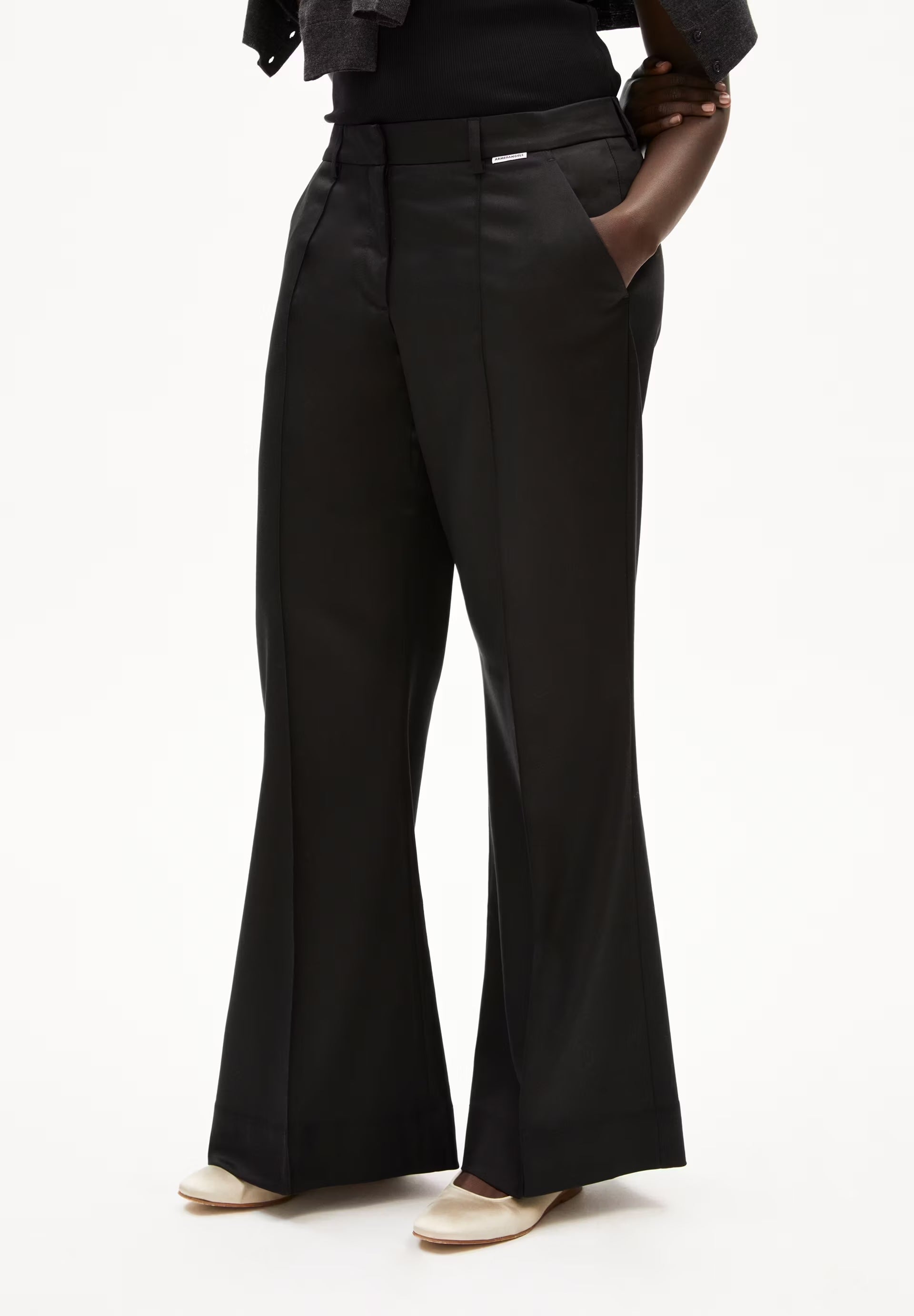 XENNAA IN BLACK – WEBHOSE AUS TENCEL™ LYOCELL MIX