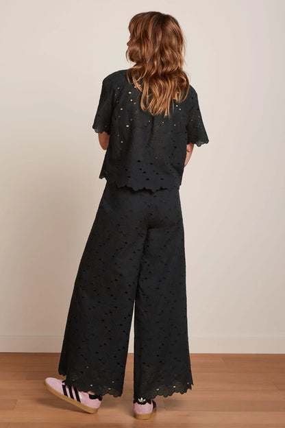 Ethel Pants Brava Broderie in Black – Hose mit durchbrochener Stickerei aus reiner Baumwolle