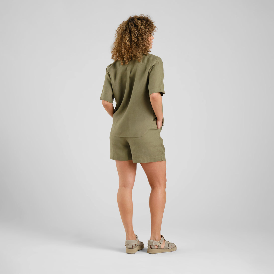 SHORTS DJUPVIK LINEN LEAF GREEN FOUR
