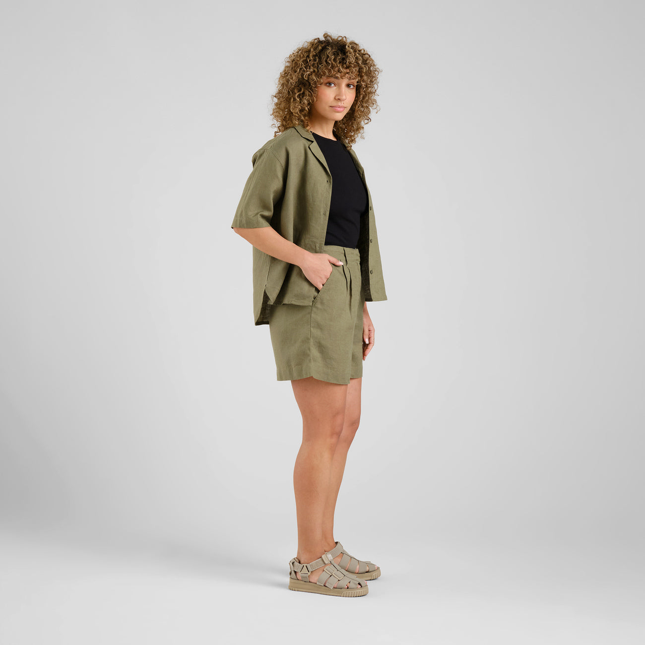 SHORTS DJUPVIK LINEN LEAF GREEN FOUR