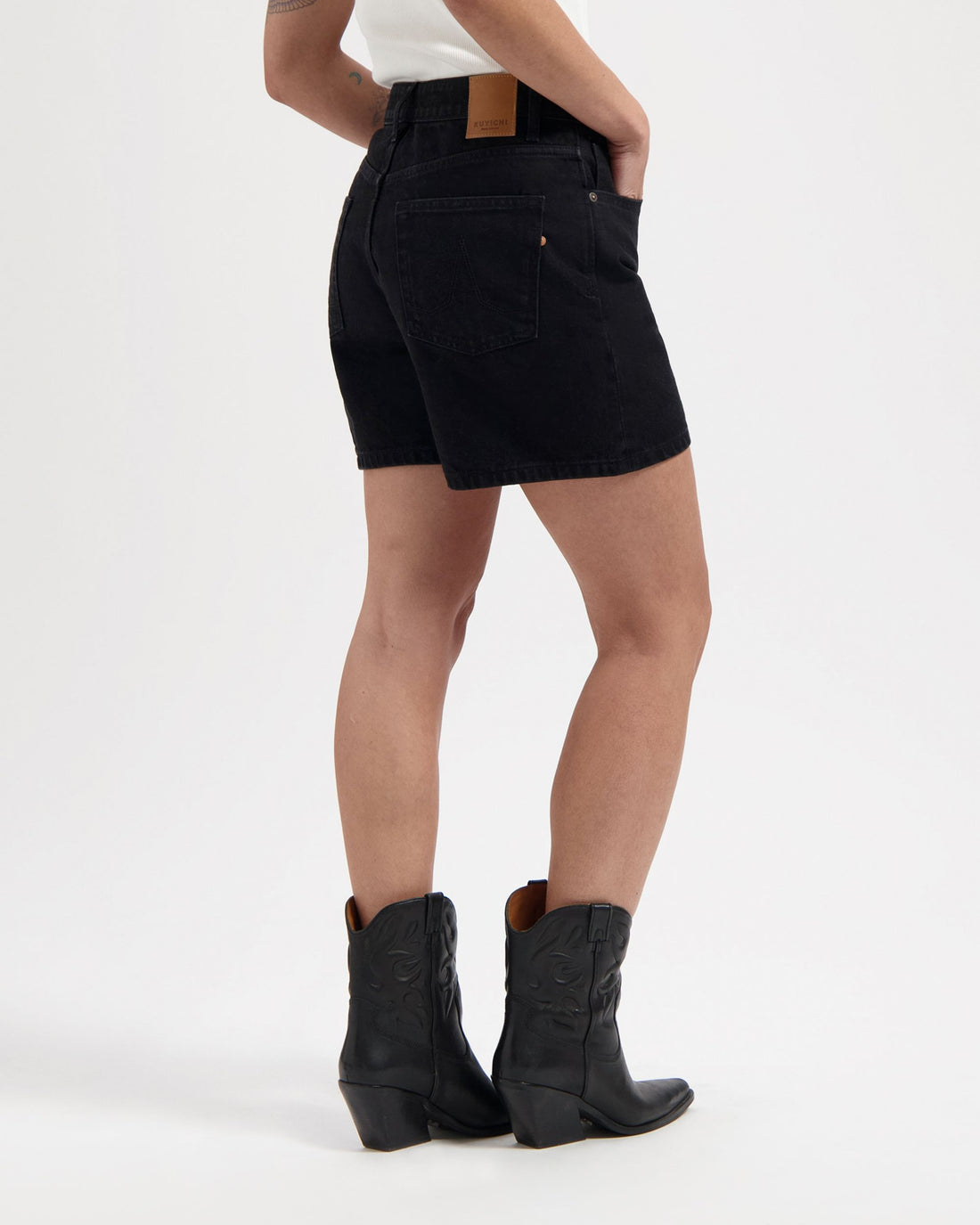 Demi Short in Washed Black – Klassische high-wasted Jeans Shorts aus Bio Baumwolle