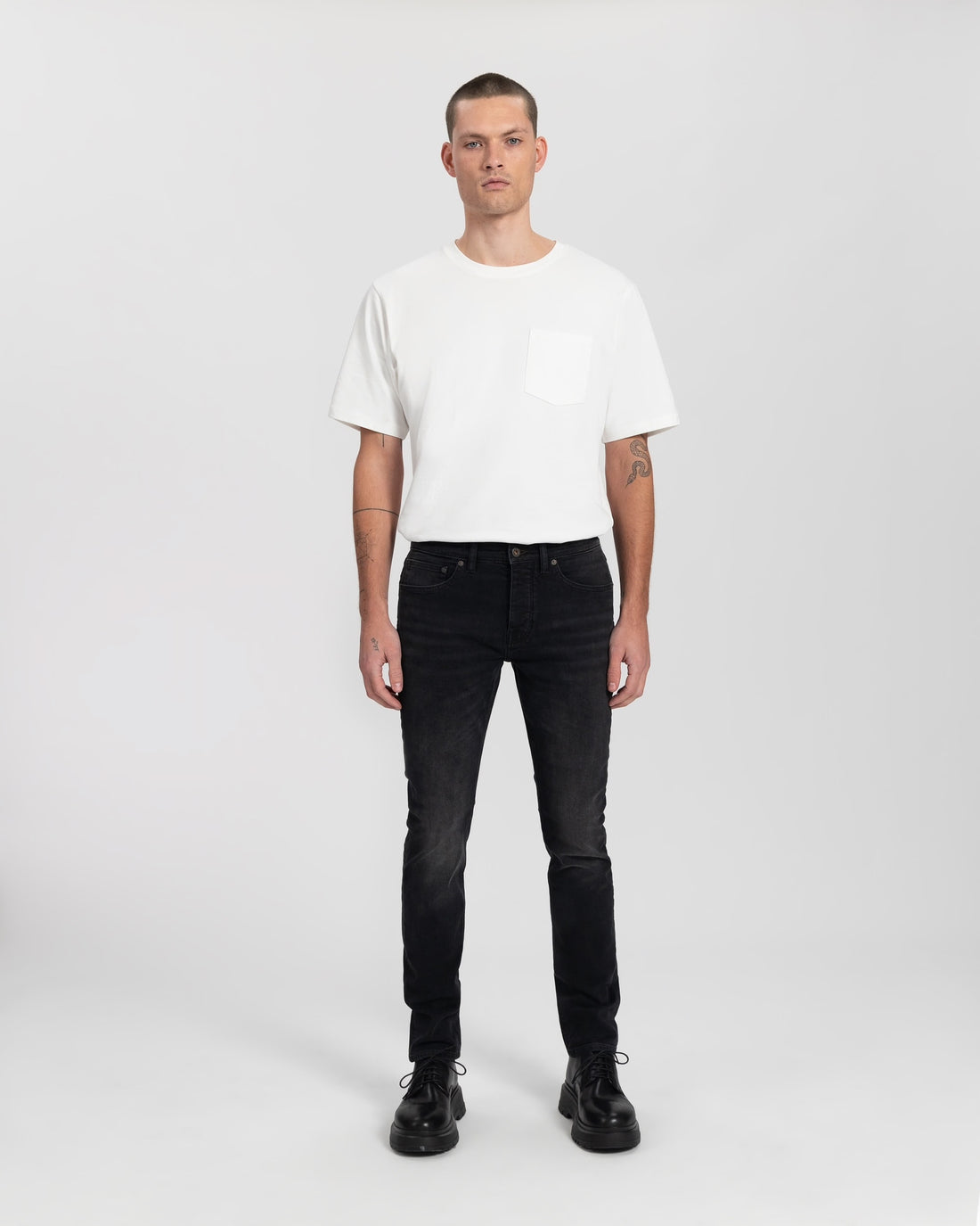 Jamie Slim in Worn in Black – Jeans