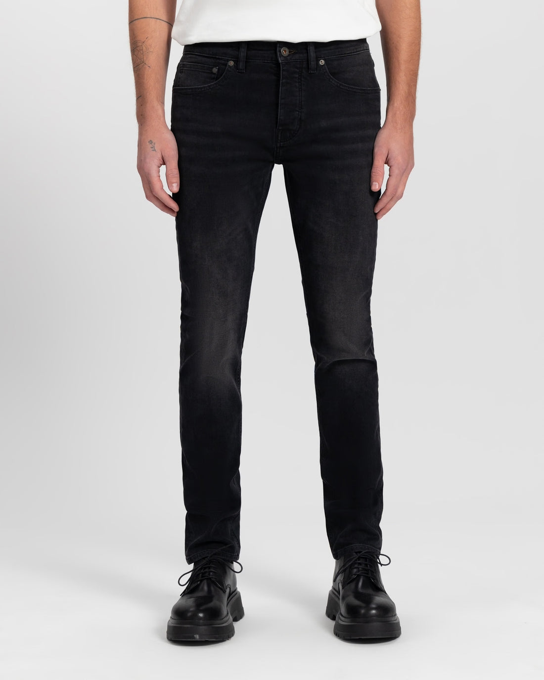 Jamie Slim in Worn in Black – Jeans