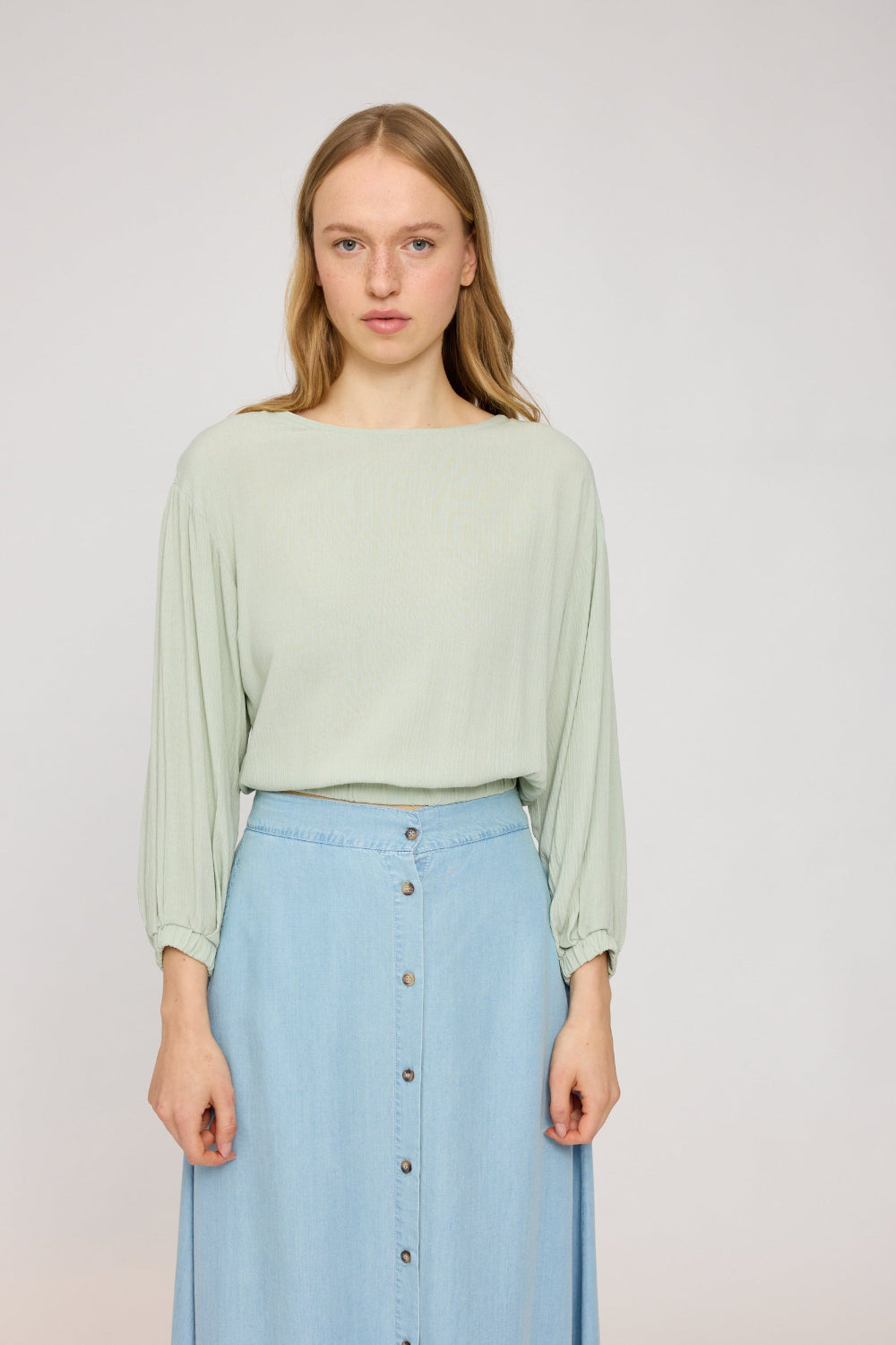 Crinkle Wide Sleeve Blouse LENZING™ECOVERO™ in misty jade – Bluse mit weiten Ärmeln aus Viskose